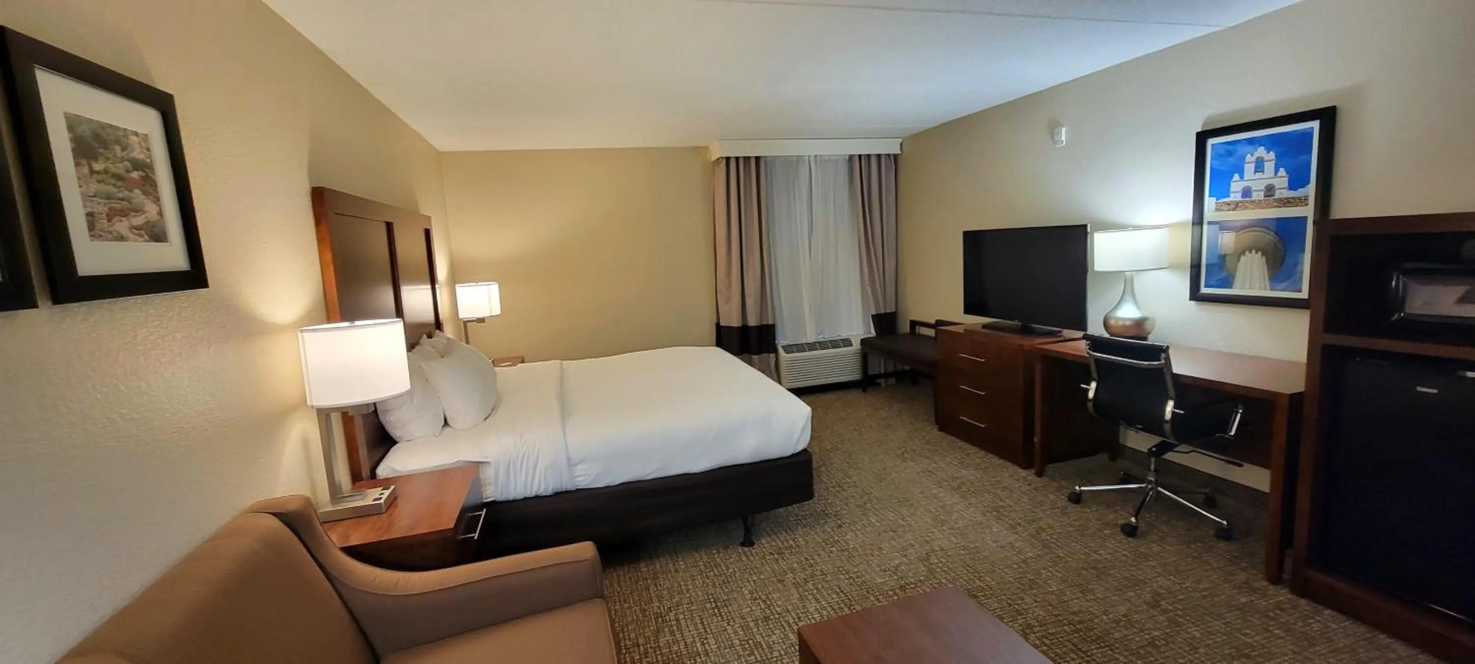 Photo of the whole room, Bed in Comfort Inn & Suites San Antonio Airport