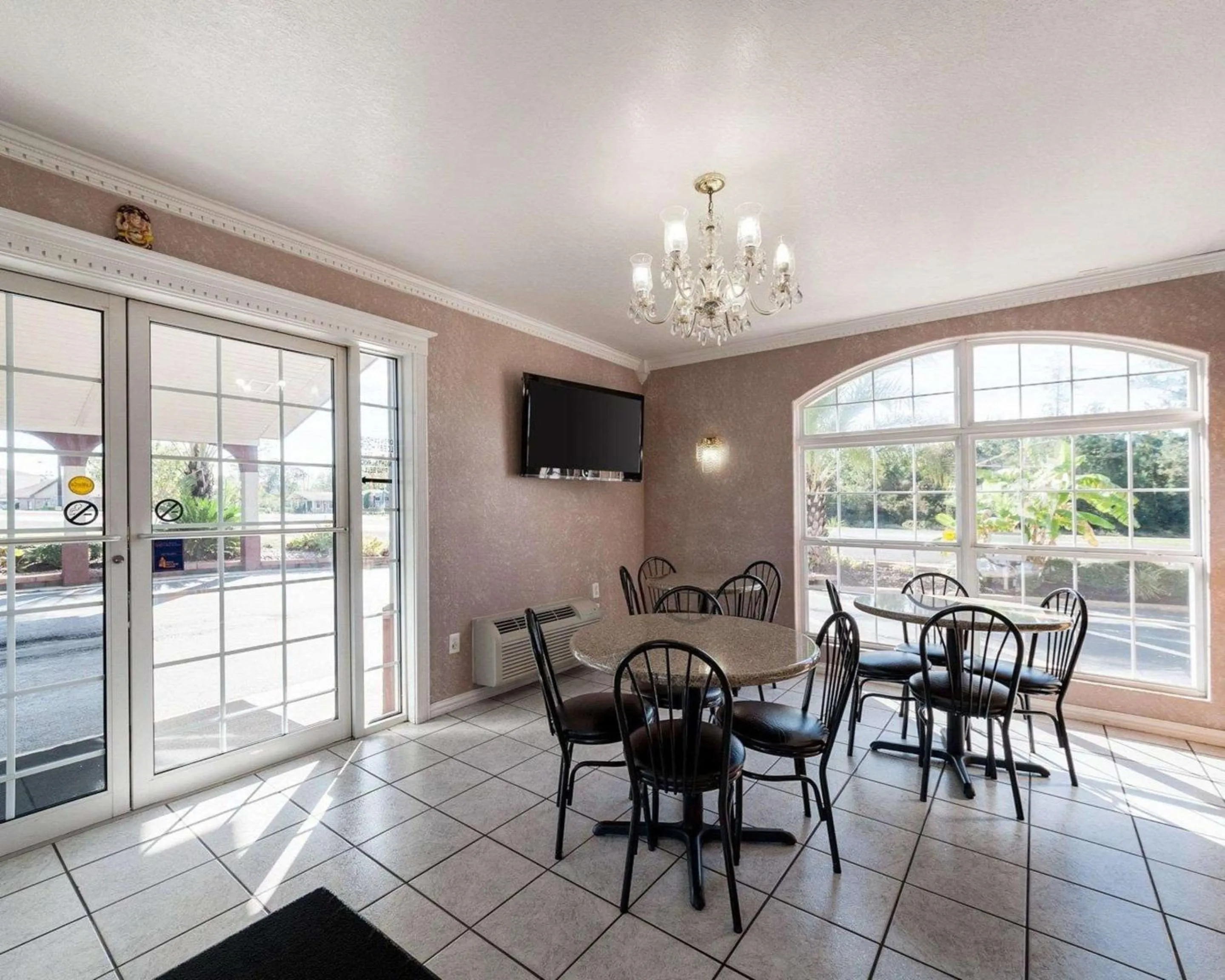 Restaurant/places to eat in Econo Lodge Jasper