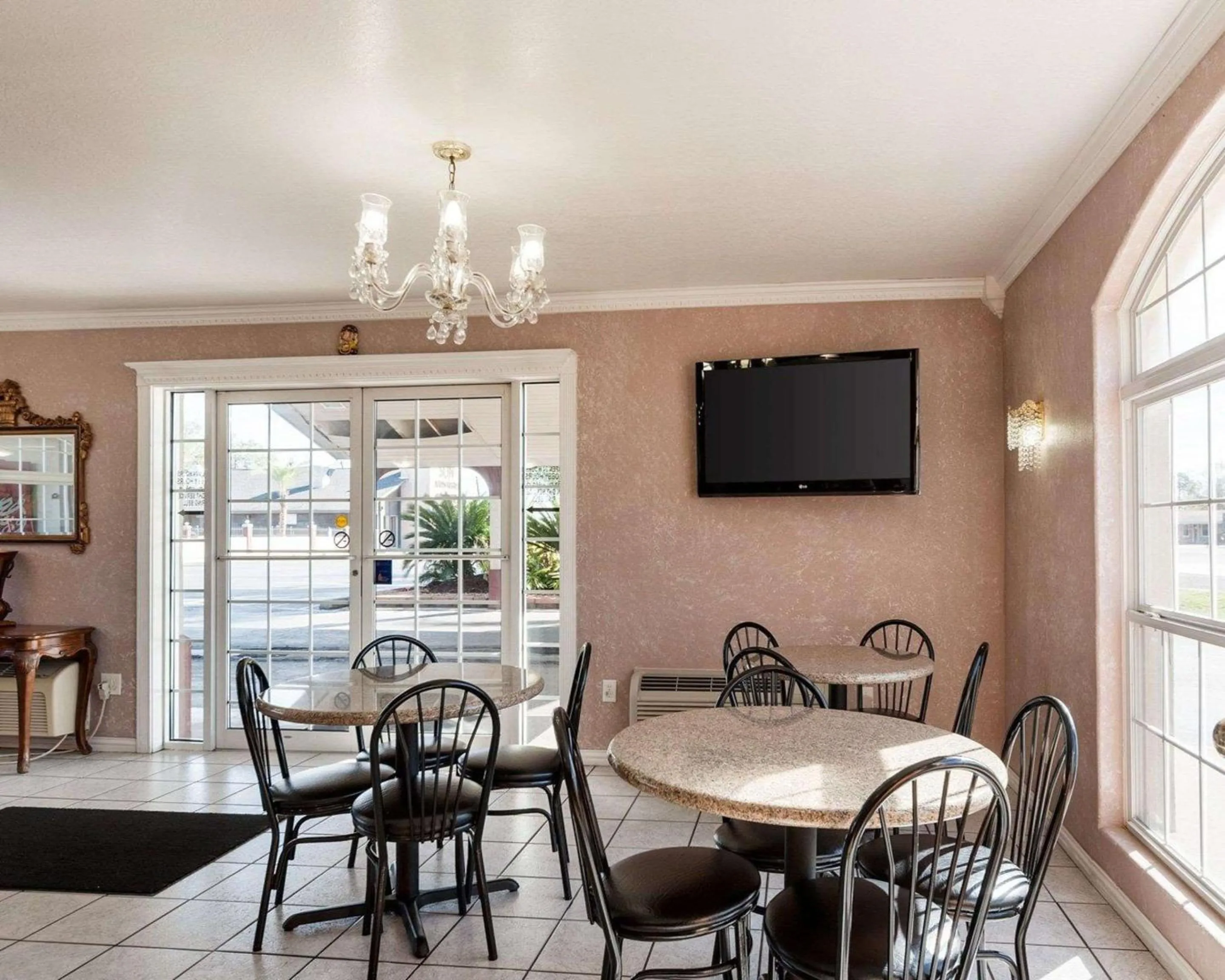 Restaurant/places to eat in Econo Lodge Jasper