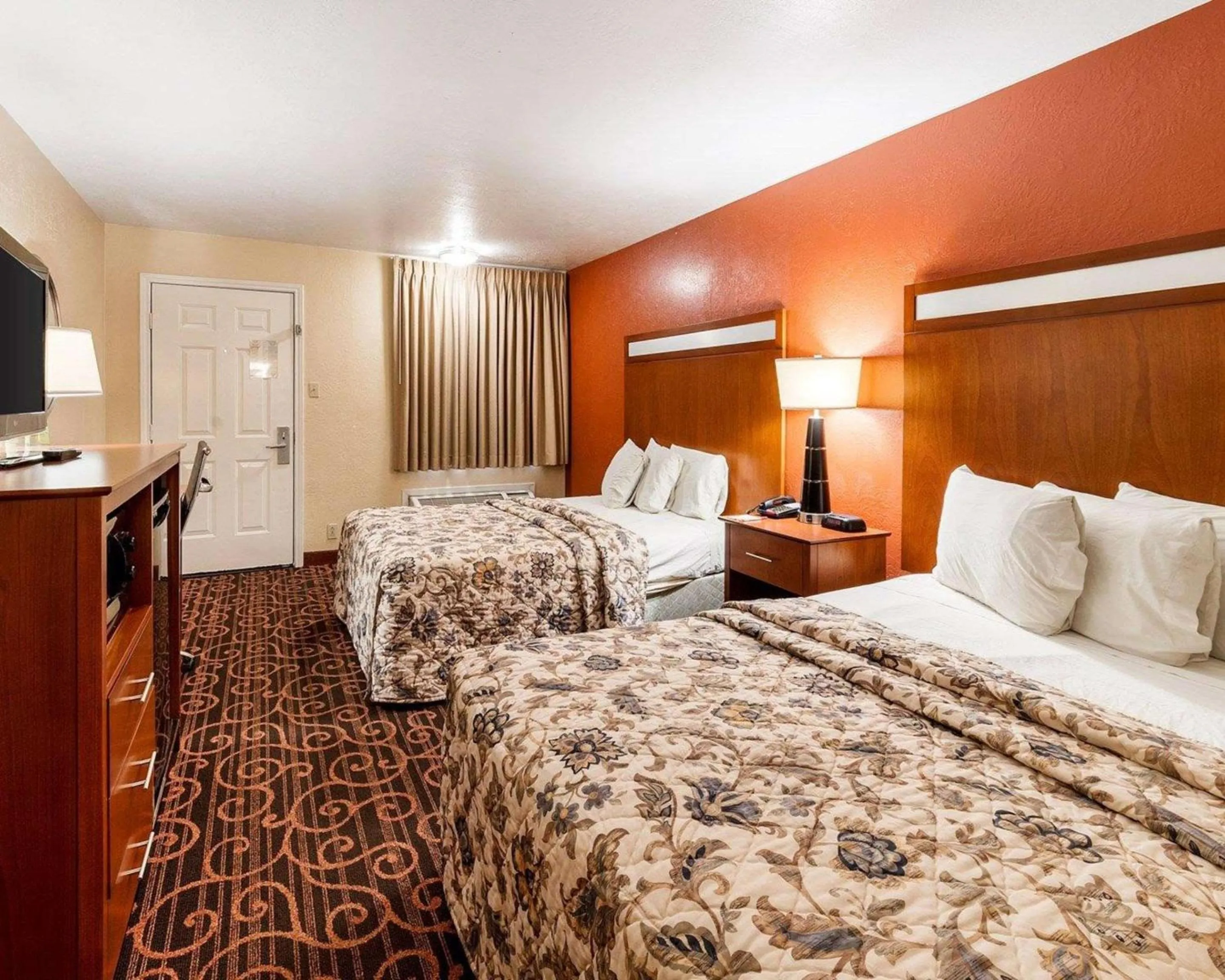 Photo of the whole room, Bed in Econo Lodge Jasper