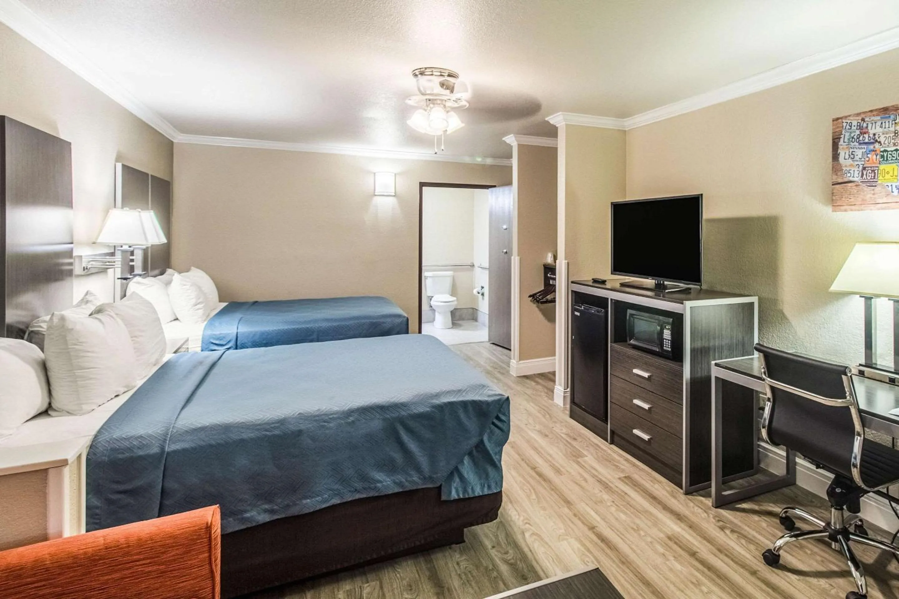 Photo of the whole room, Bed in Econo Lodge Inn & Suites Corpus Christi