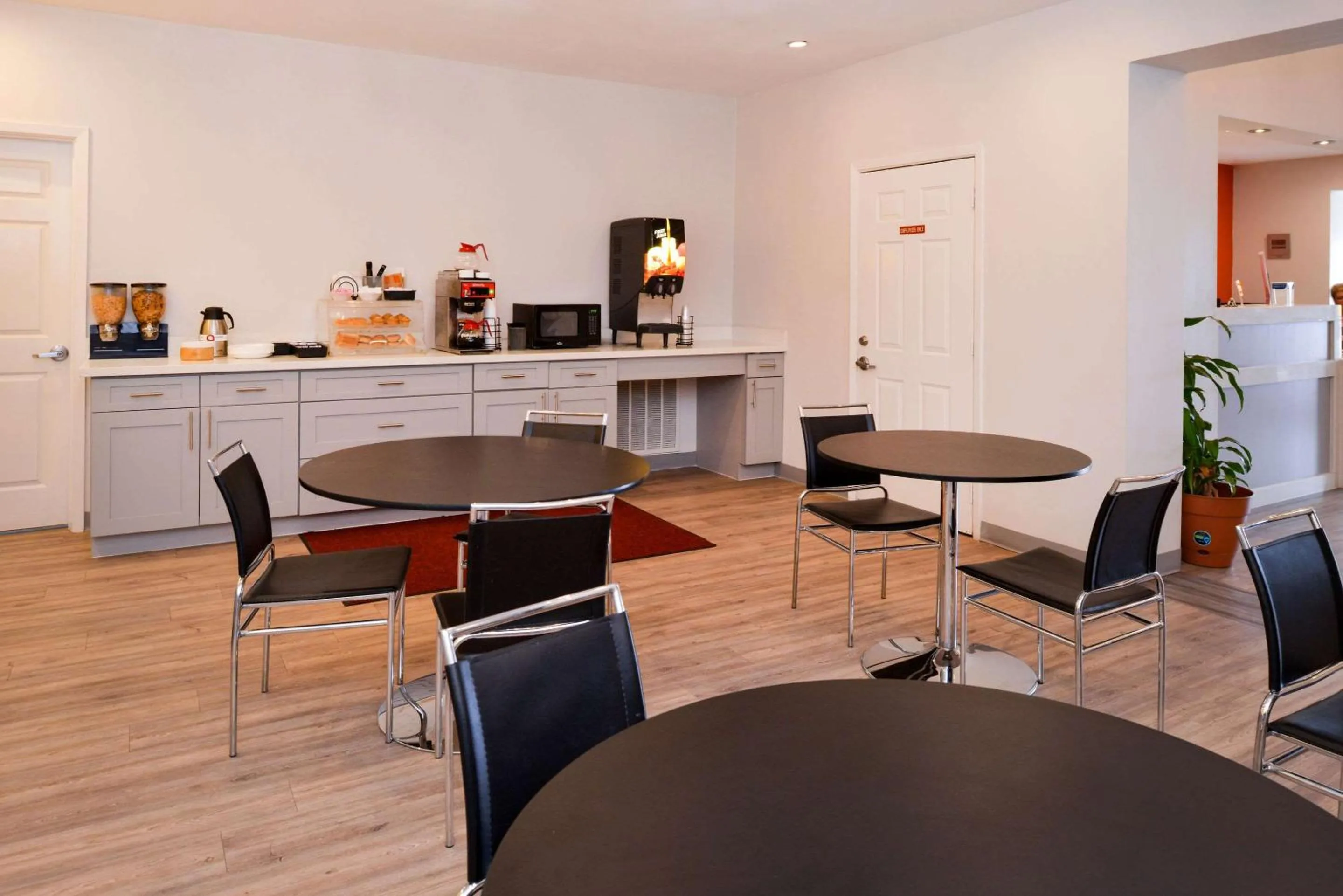 Restaurant/places to eat in Econo Lodge Inn & Suites Port Arthur near Sabine Pass