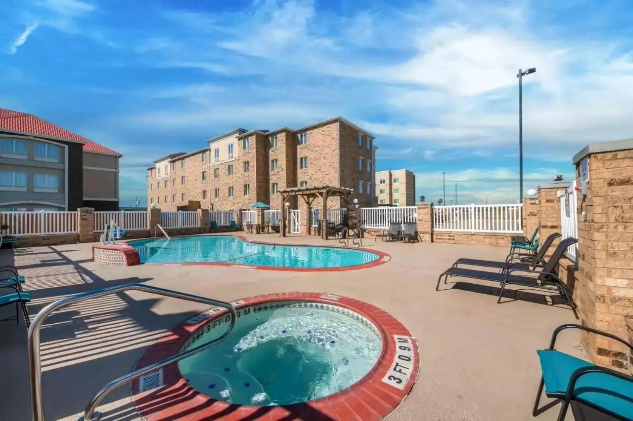 Swimming pool in Comfort Suites Corpus Christi Central