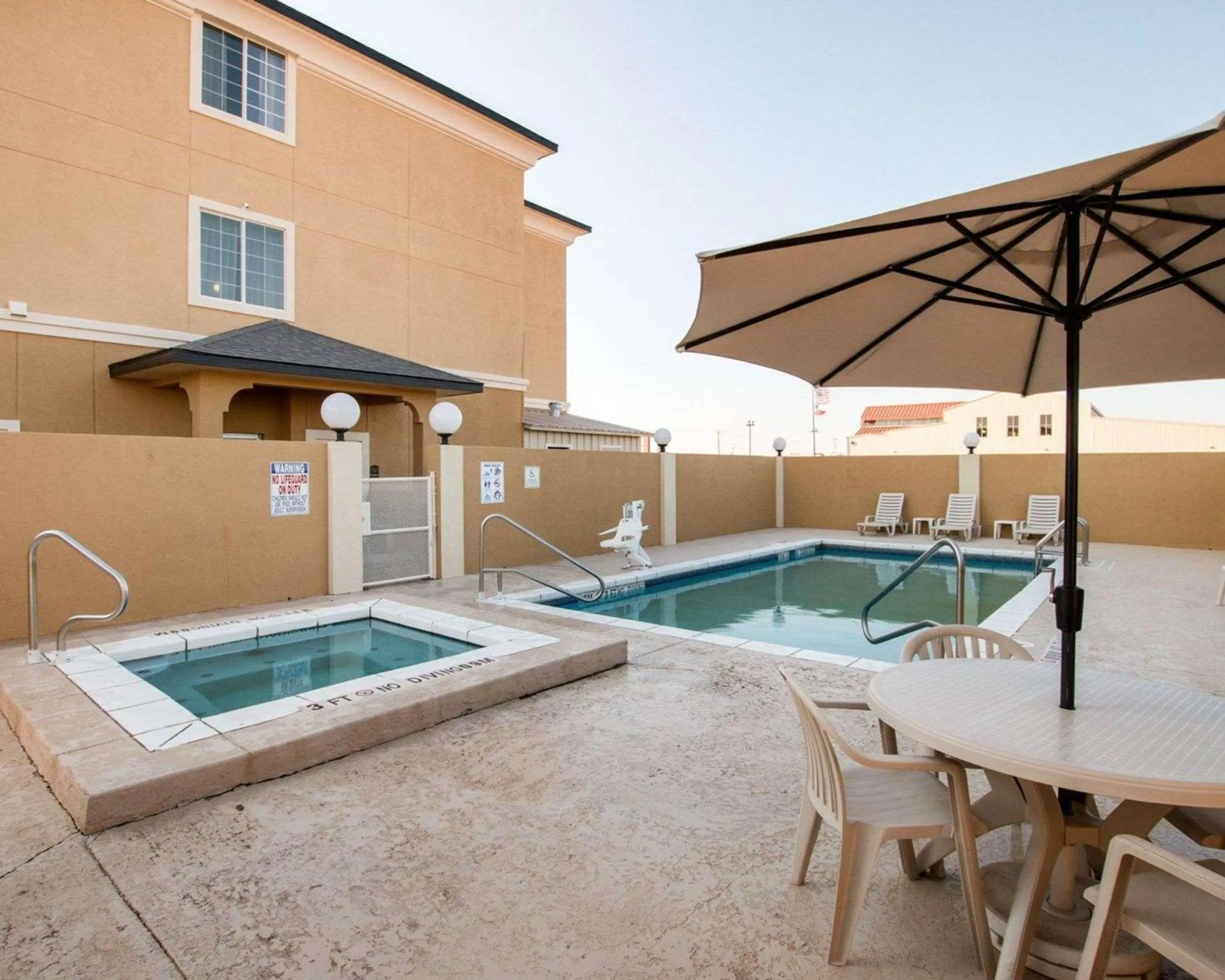 Swimming pool in Comfort Suites San Angelo near University
