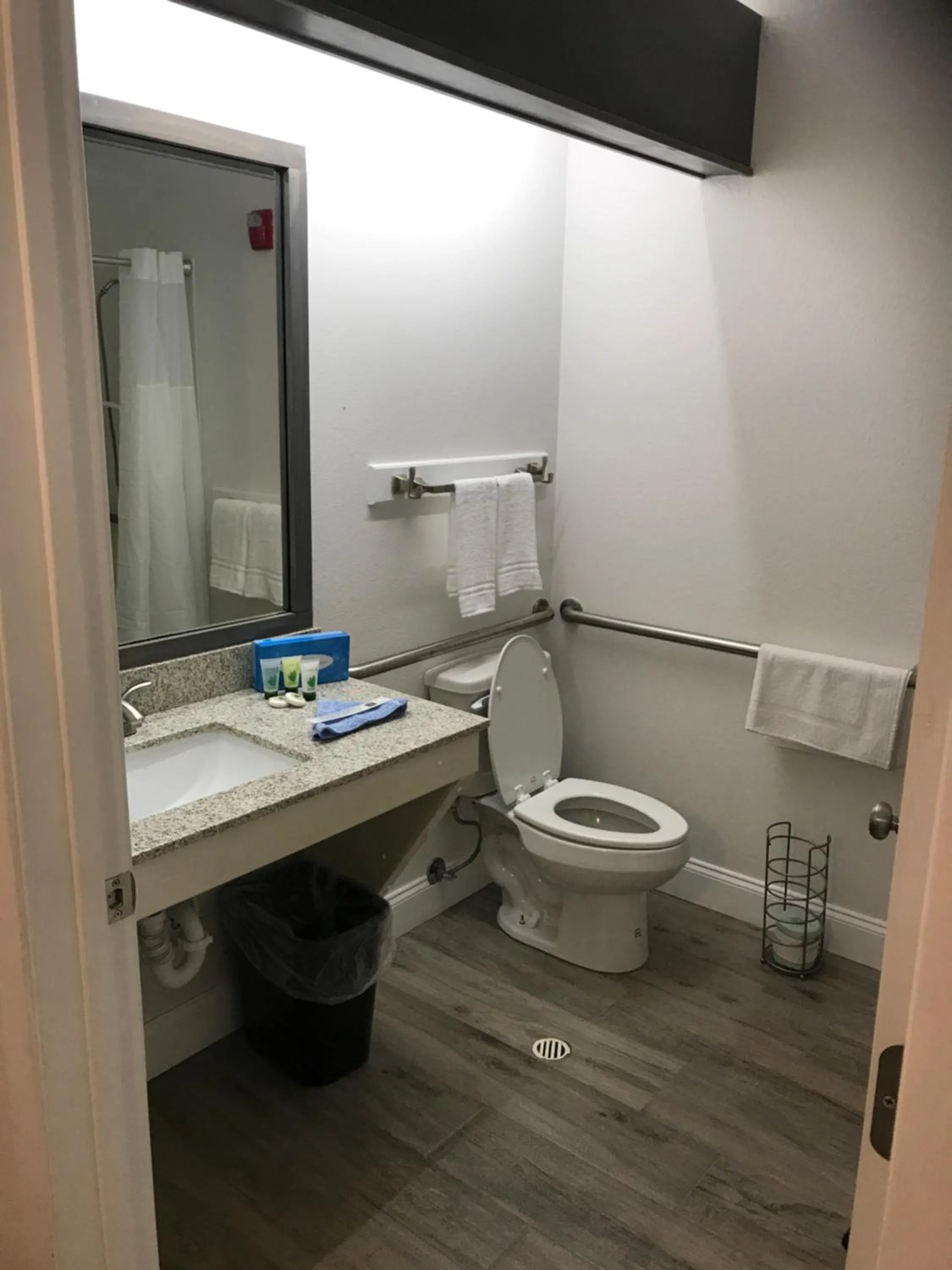 Bathroom in Hotel Pensacola