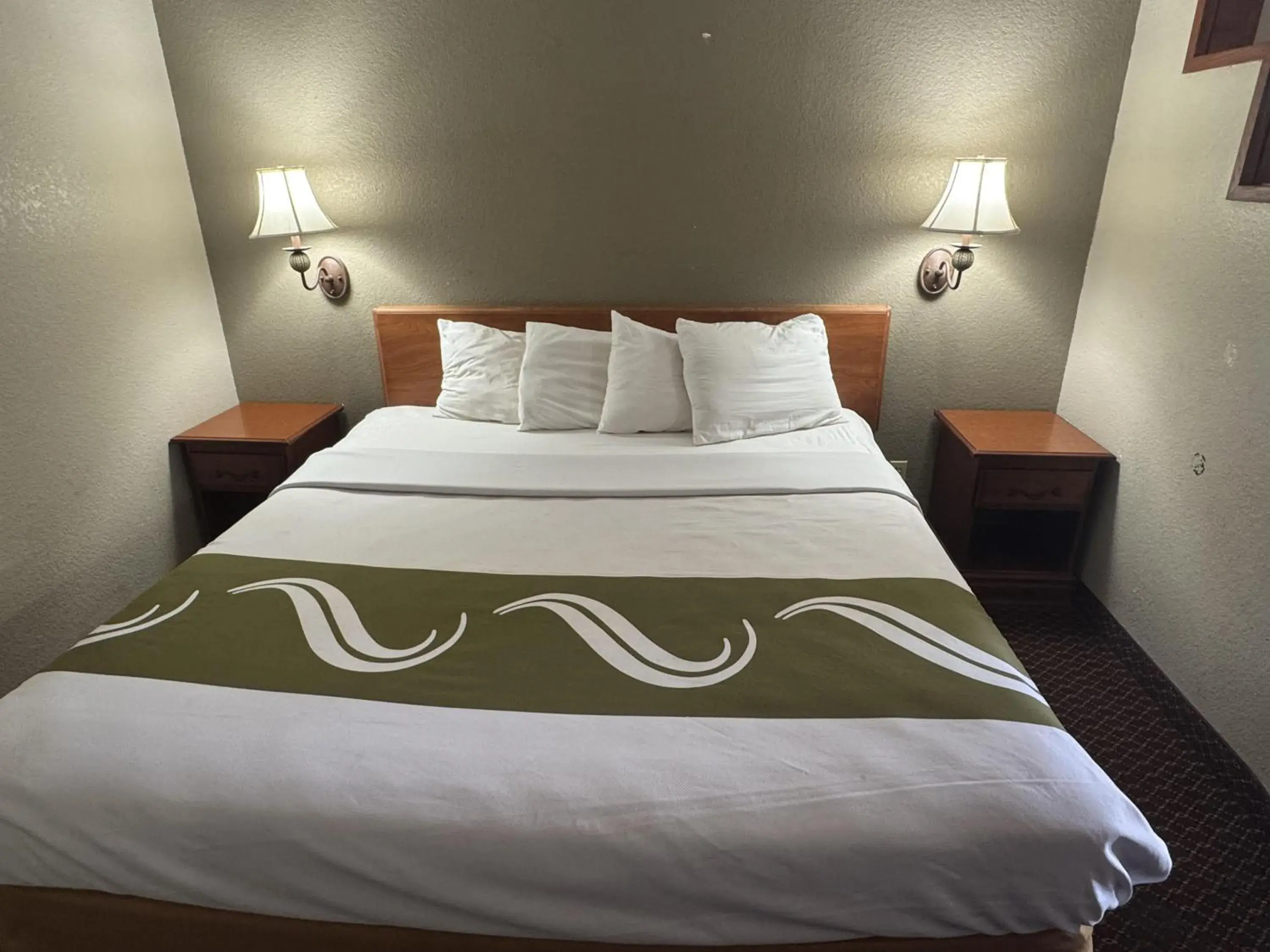 King Room - Non-Smoking in Rodeway Inn & Suites South of Fiesta Park King Room - Non-Smoking in Rodeway Inn & Suites South of Fiesta Park