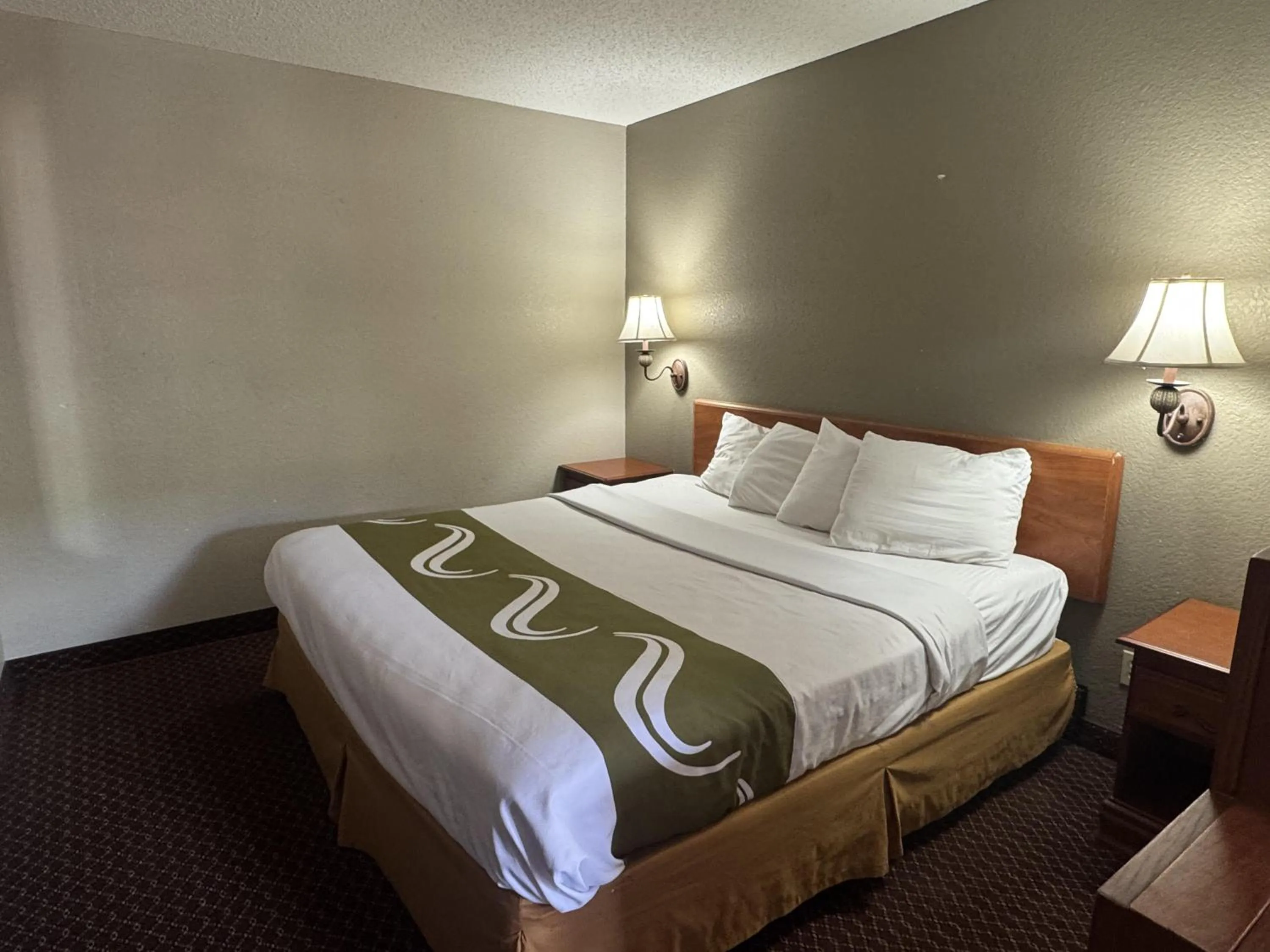 Bedroom in Rodeway Inn & Suites South of Fiesta Park