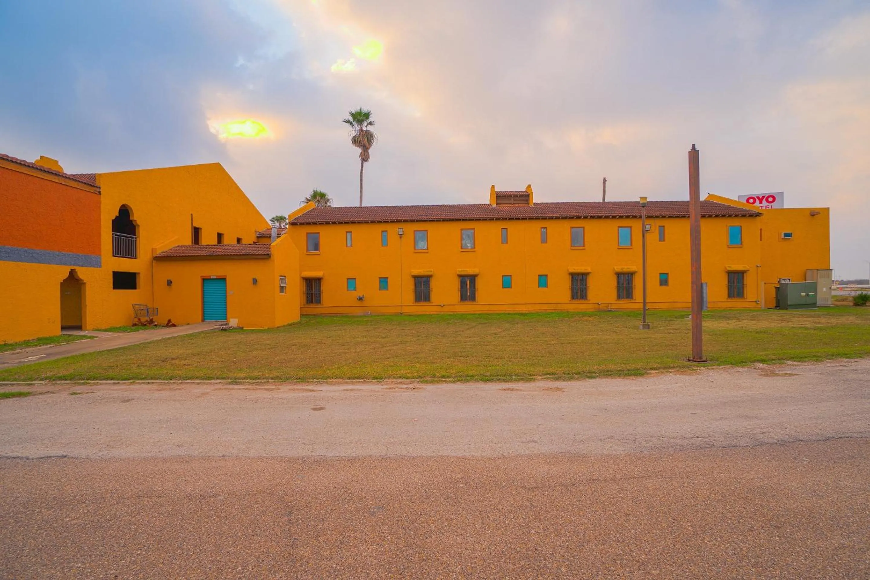 Facade/entrance in OYO Hotel Kingsville - Hwy 77