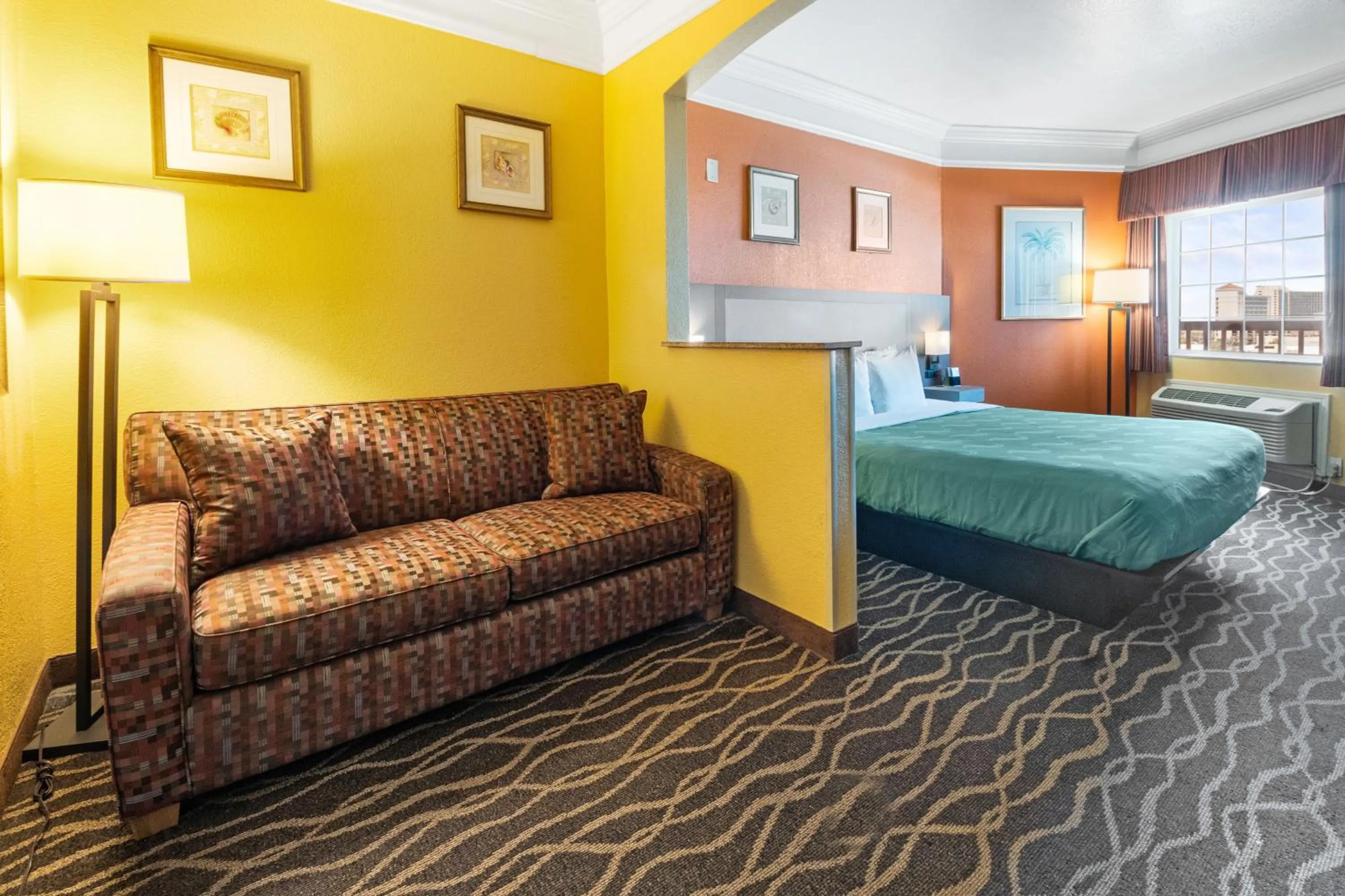 Photo of the whole room, Bed in Quality Inn & Suites Galveston - Beachfront