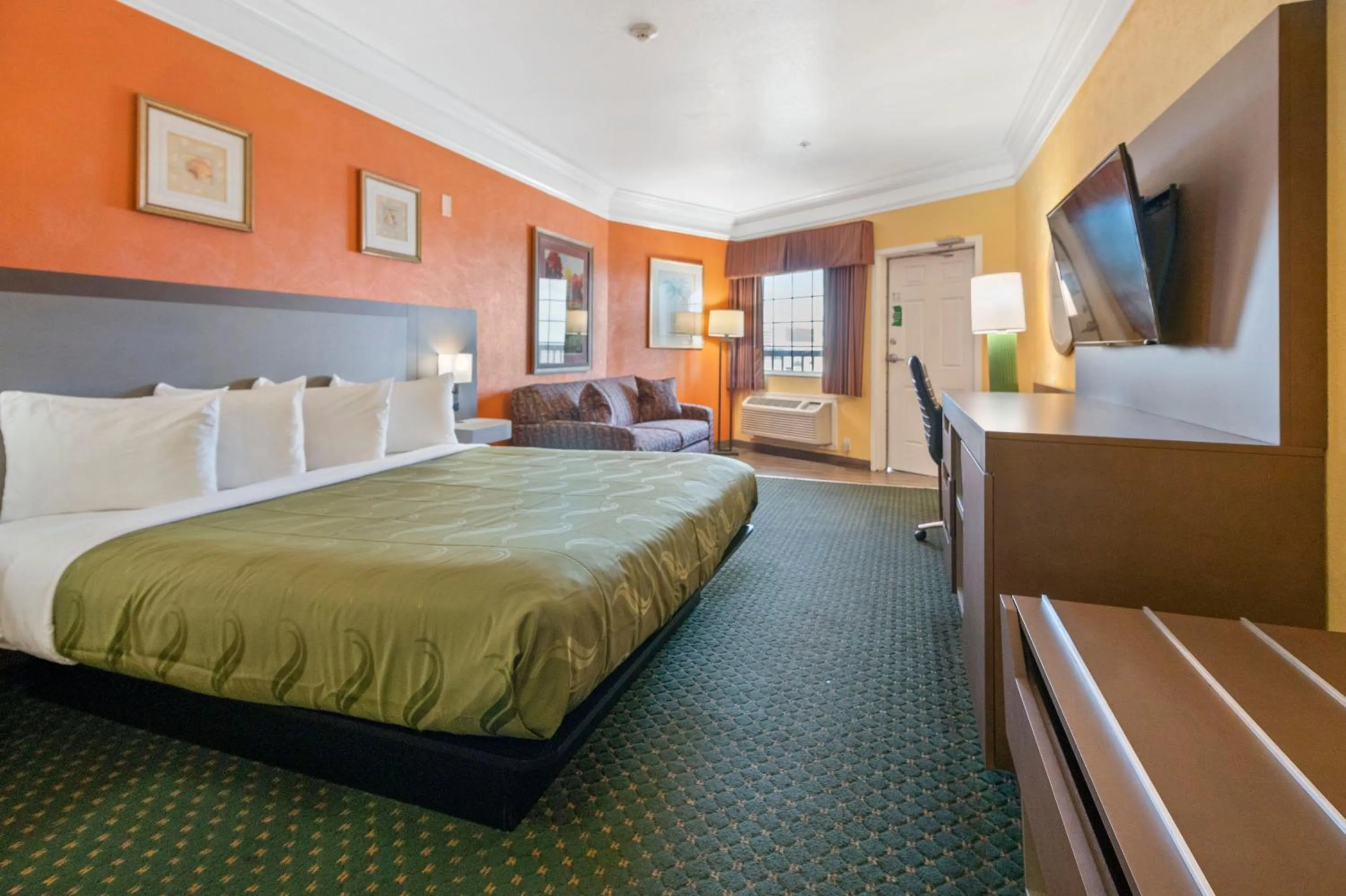 Bed in Quality Inn & Suites Galveston - Beachfront