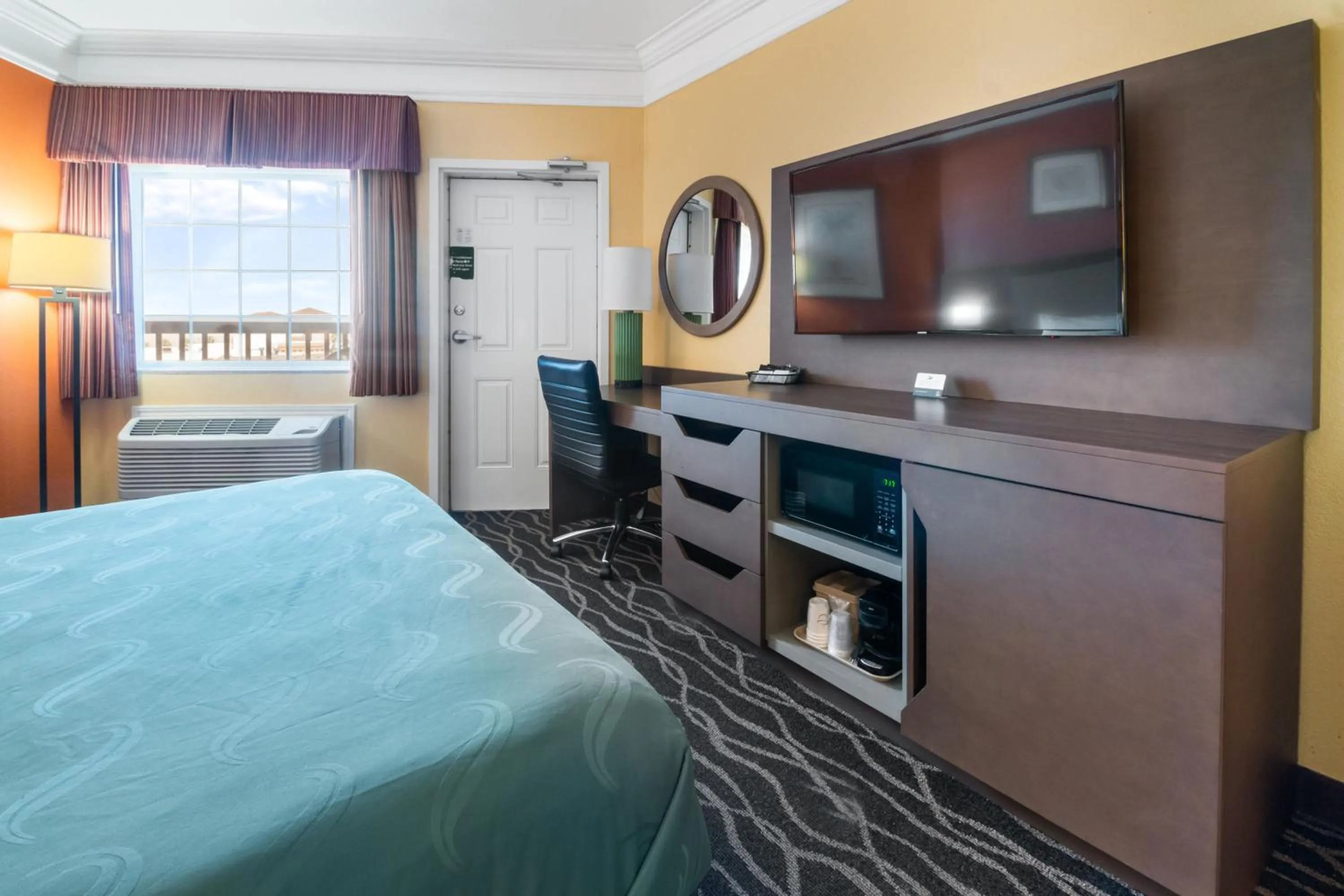 TV and multimedia, Bed in Quality Inn & Suites Galveston - Beachfront