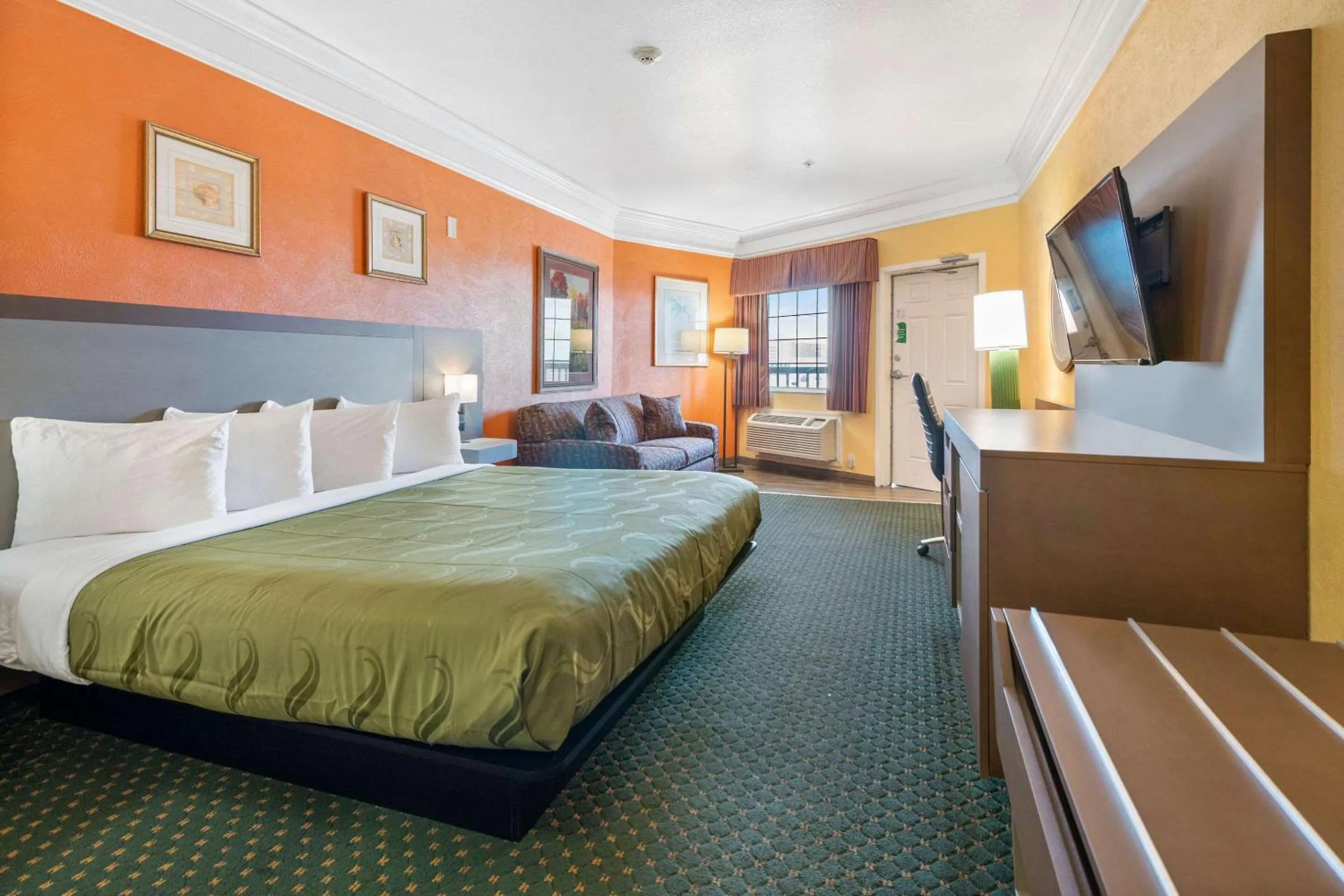 Bedroom, Bed in Quality Inn & Suites Galveston - Beachfront