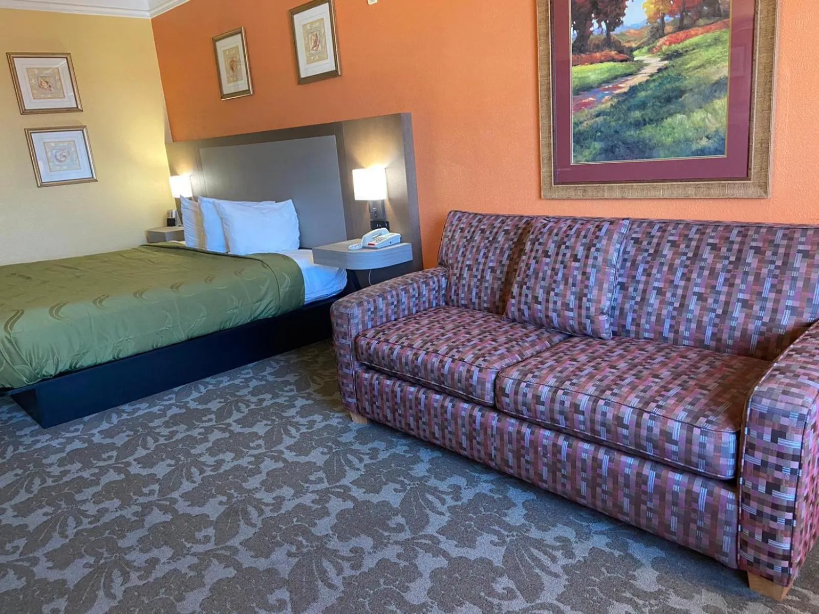 Bed in Quality Inn & Suites Galveston - Beachfront