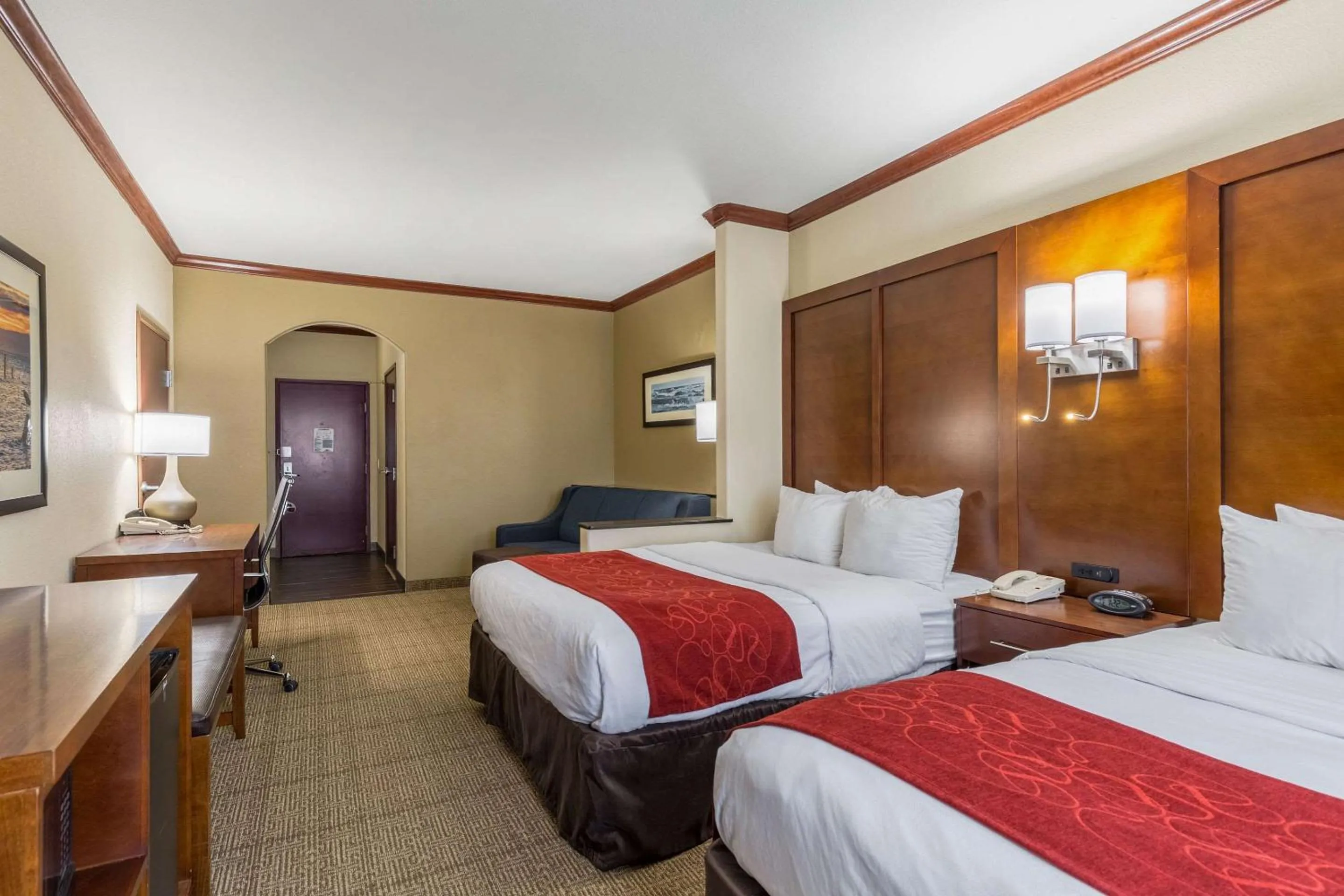 Photo of the whole room, Bed in Comfort Suites Galveston Cruise Port Area - Beachside