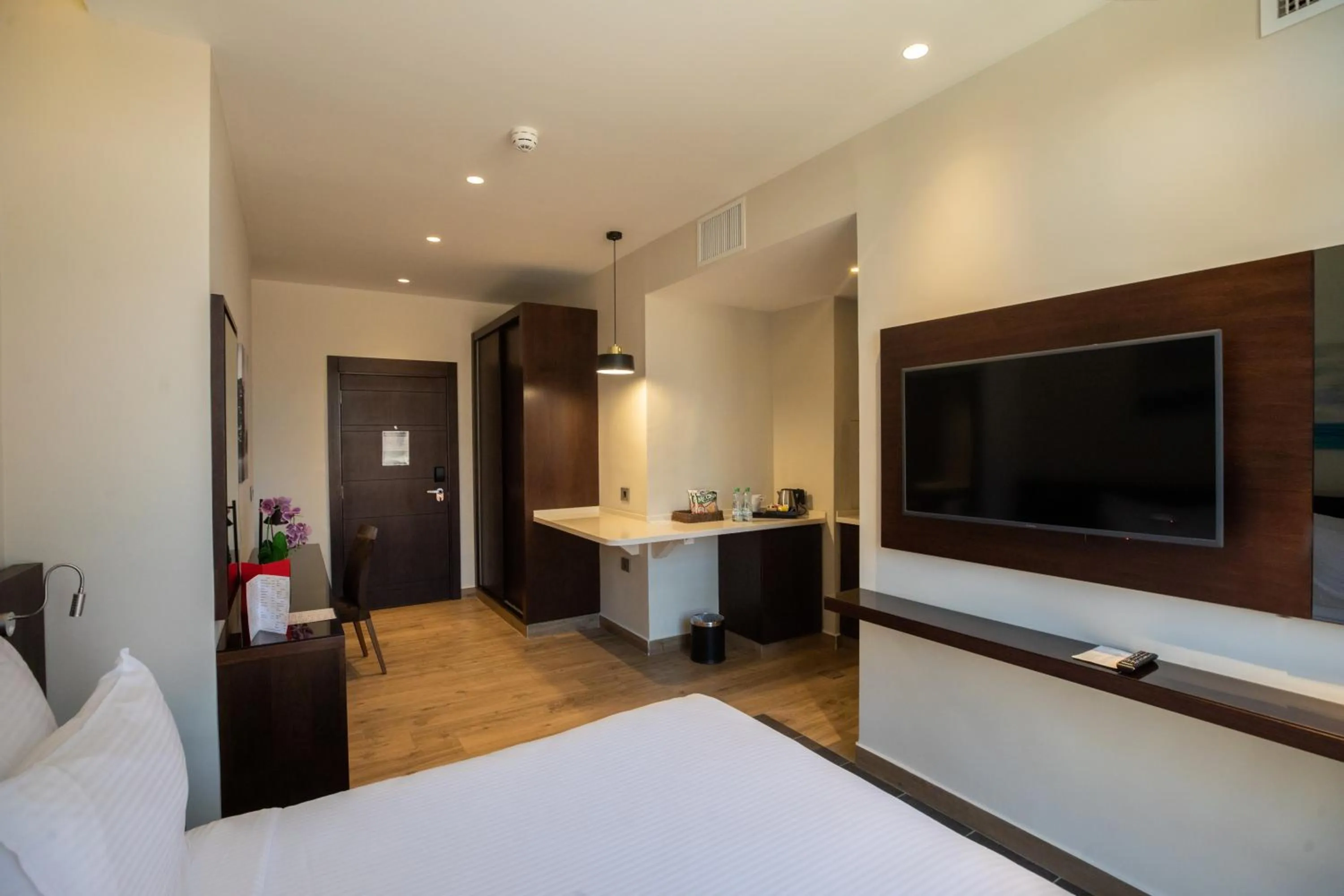 Communal lounge/ TV room, Bed in The Compass Hotel