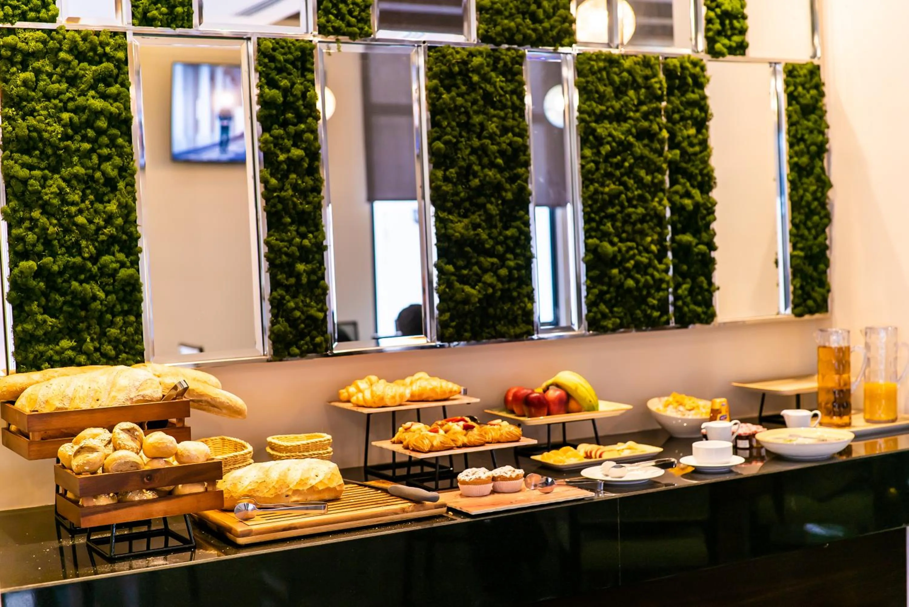 Food and drinks in The Compass Hotel