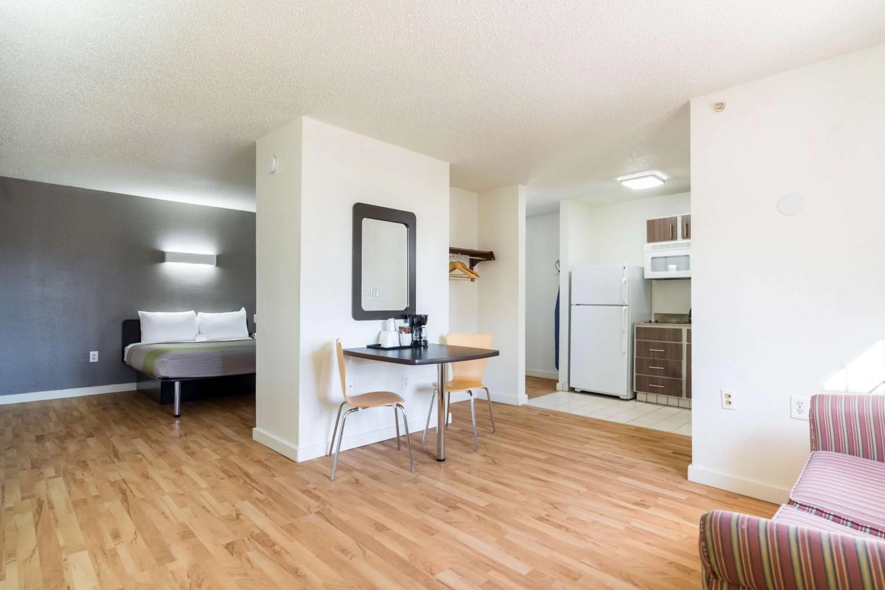 Photo of the whole room in Studio 6-Plano, TX - Dallas - Plano Medical Center