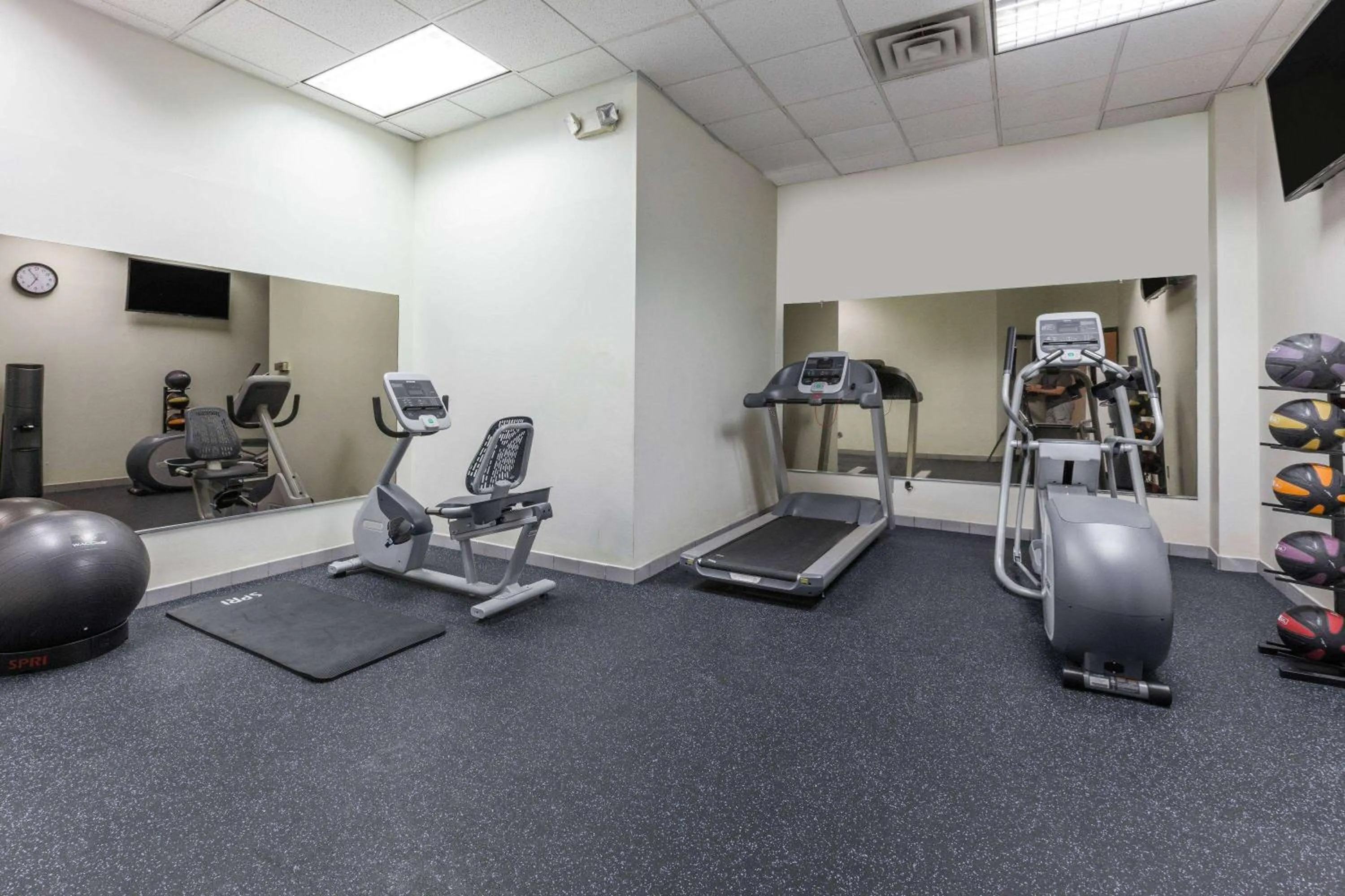 Fitness centre/facilities in Days Inn by Wyndham Sherman