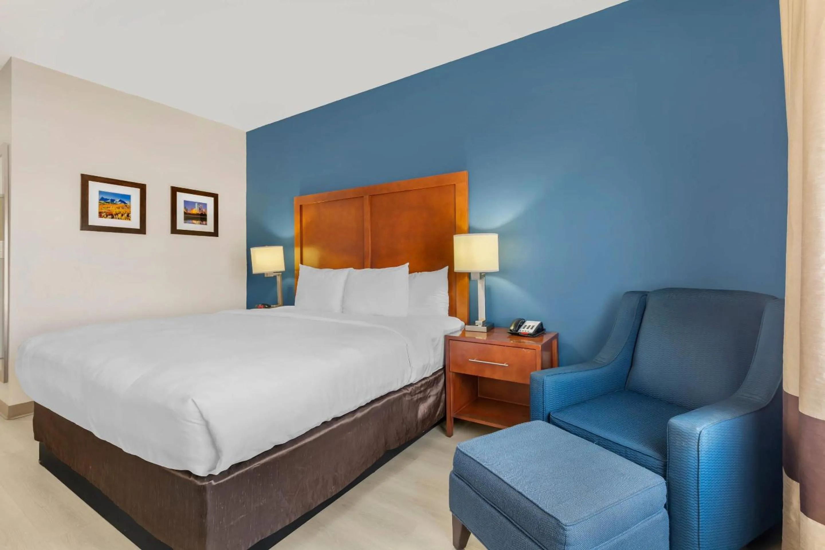 Bedroom, Bed in Comfort Inn & Suites Red Oak - Dallas Area