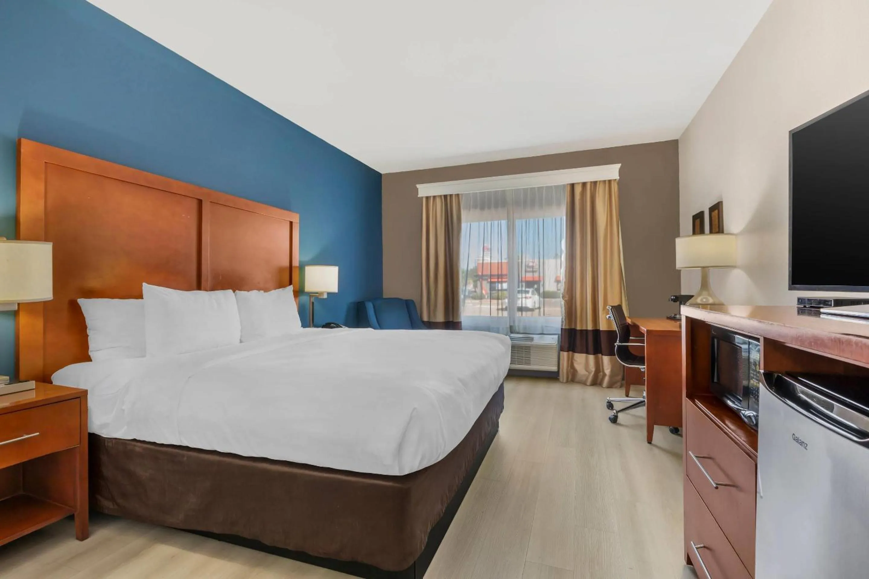 Bedroom, Bed in Comfort Inn & Suites Red Oak - Dallas Area