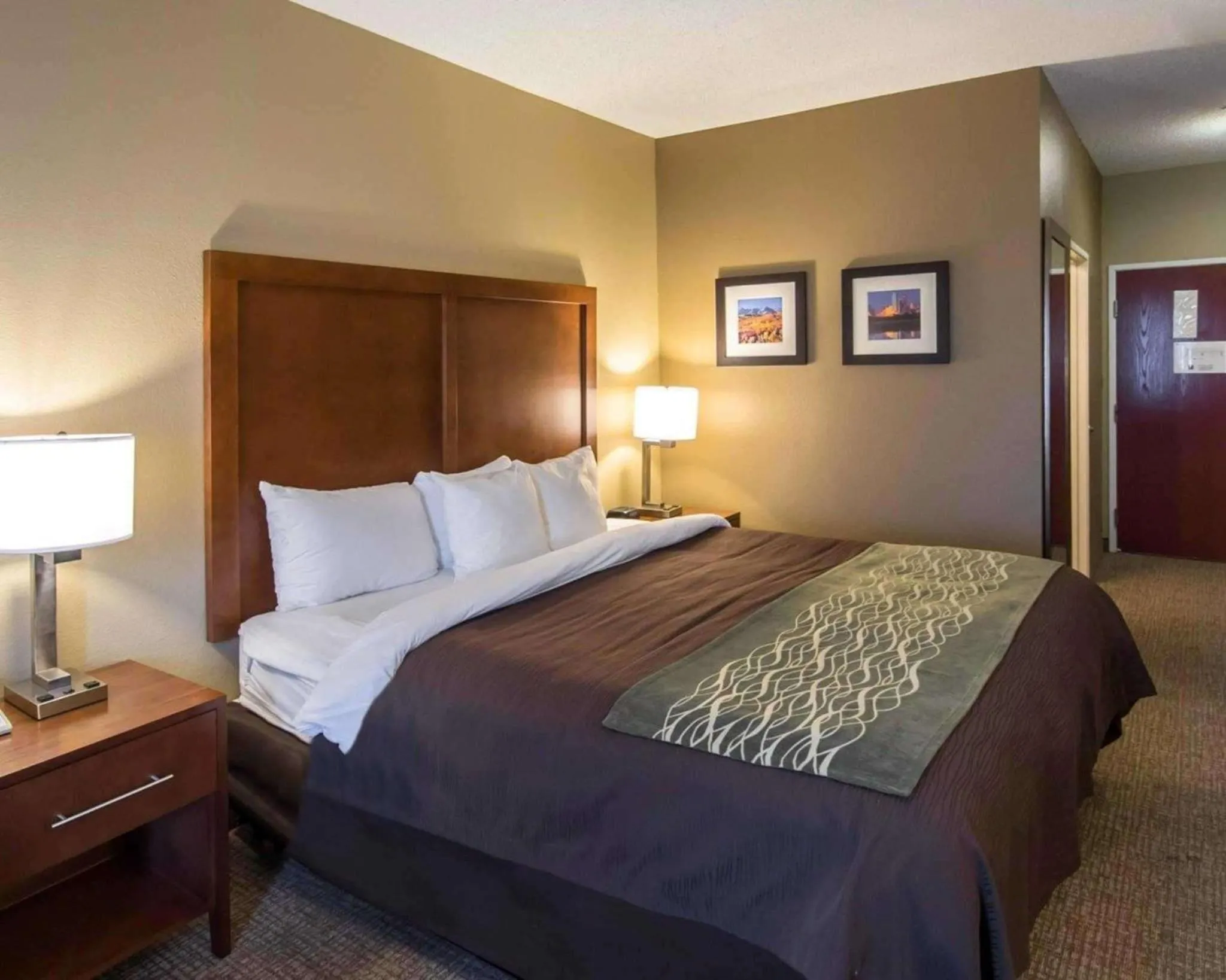 Photo of the whole room, Bed in Comfort Inn & Suites Red Oak - Dallas Area