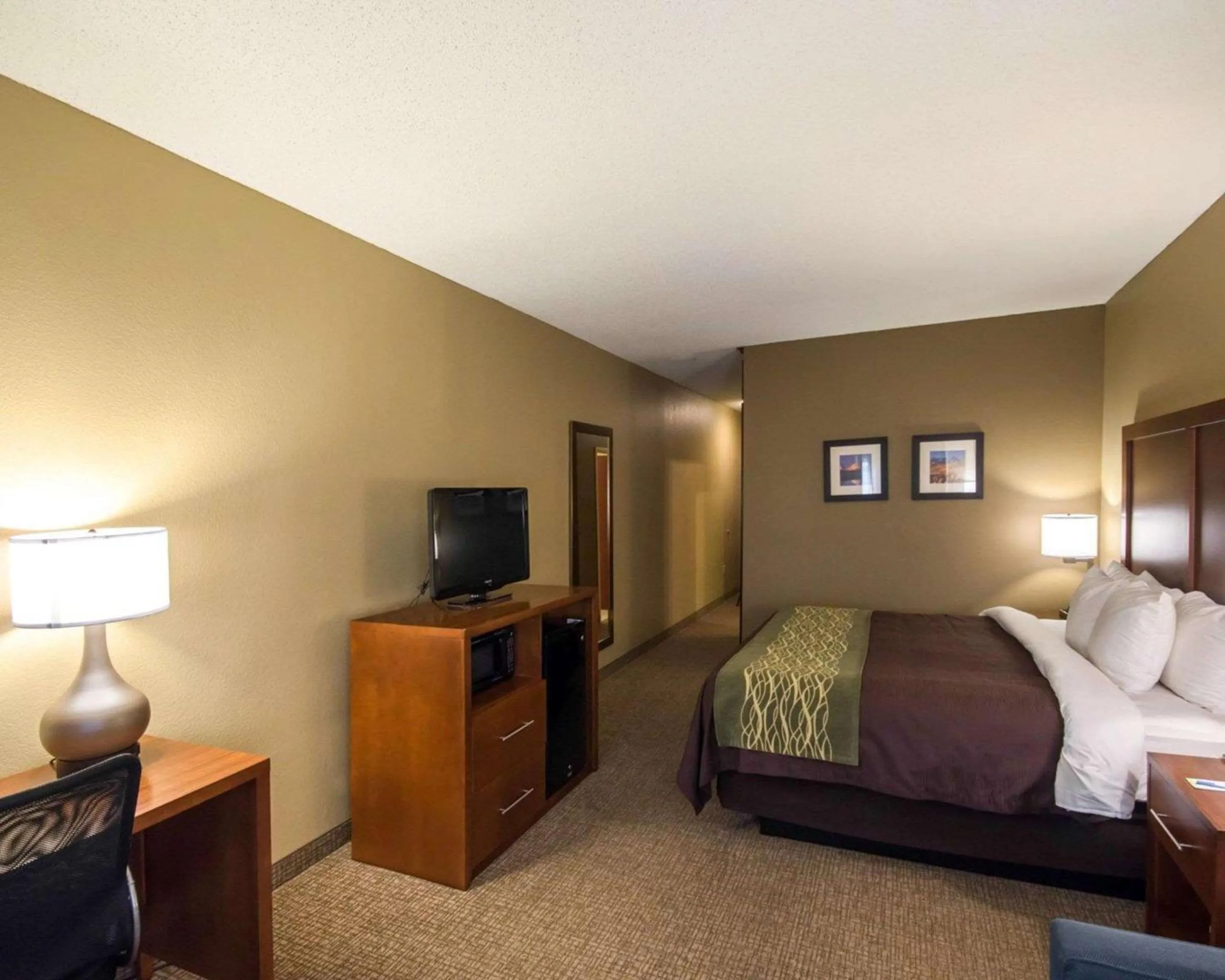 Photo of the whole room, Bed in Comfort Inn & Suites Red Oak - Dallas Area