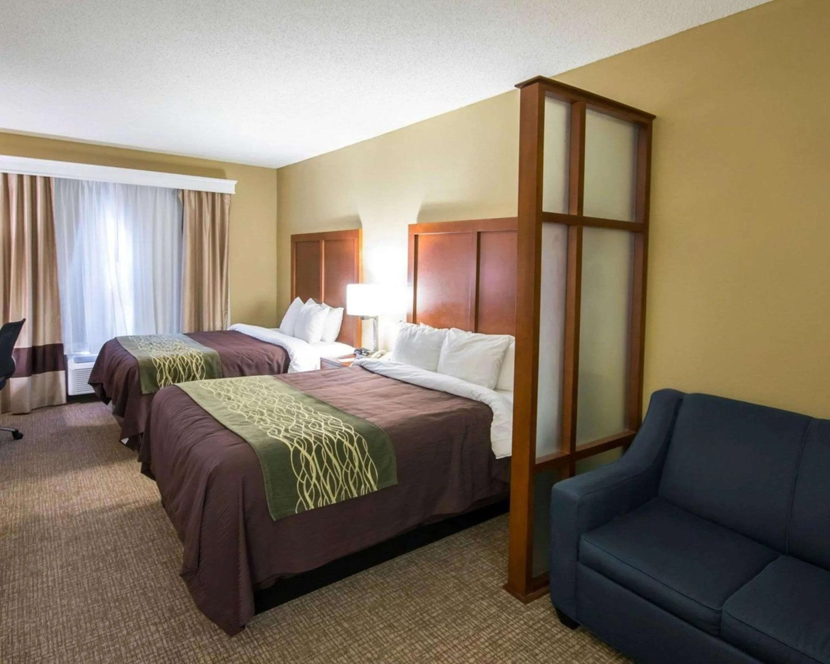 Photo of the whole room, Bed in Comfort Inn & Suites Red Oak - Dallas Area