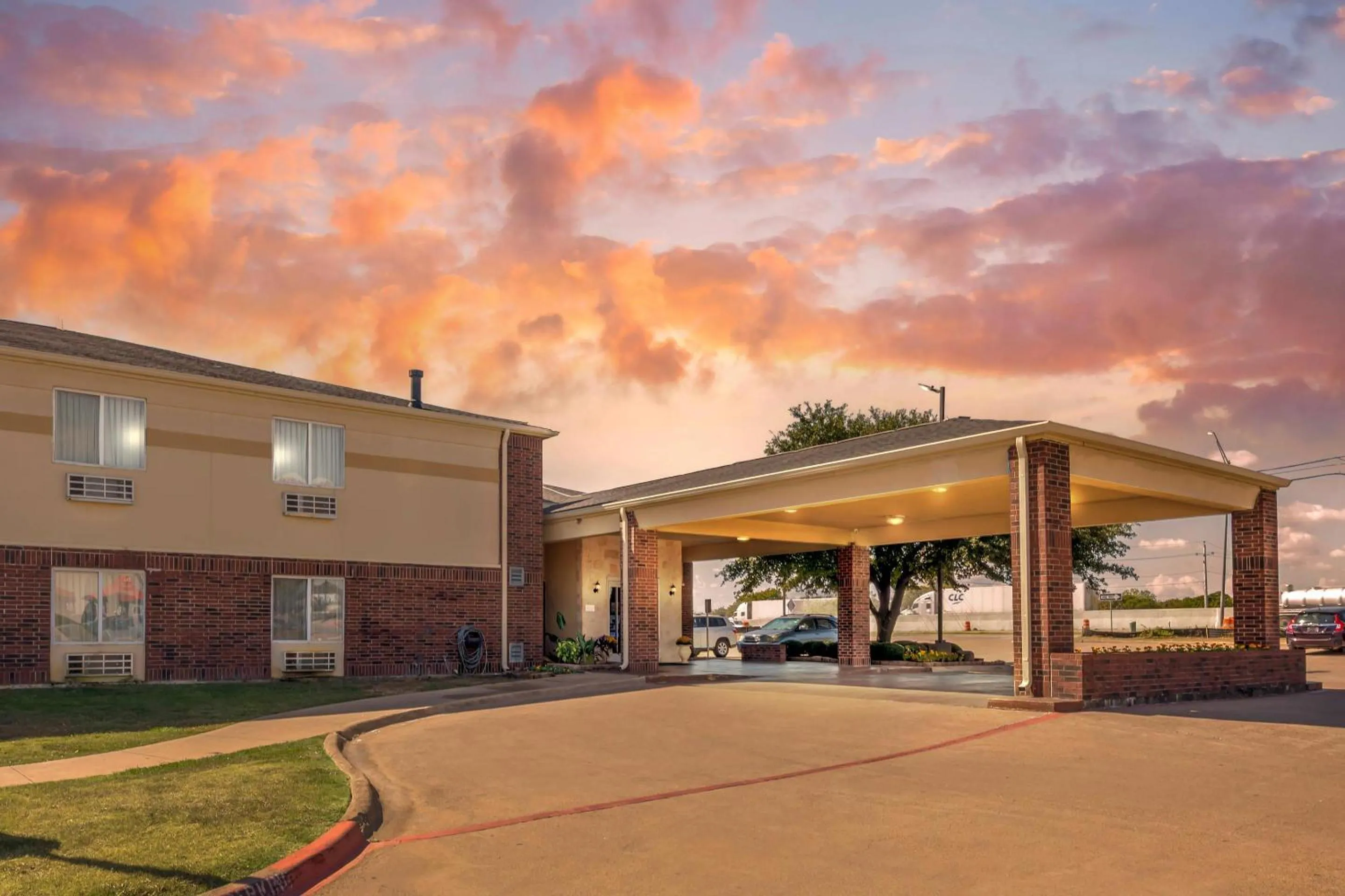 Property building in Comfort Inn & Suites Red Oak - Dallas Area