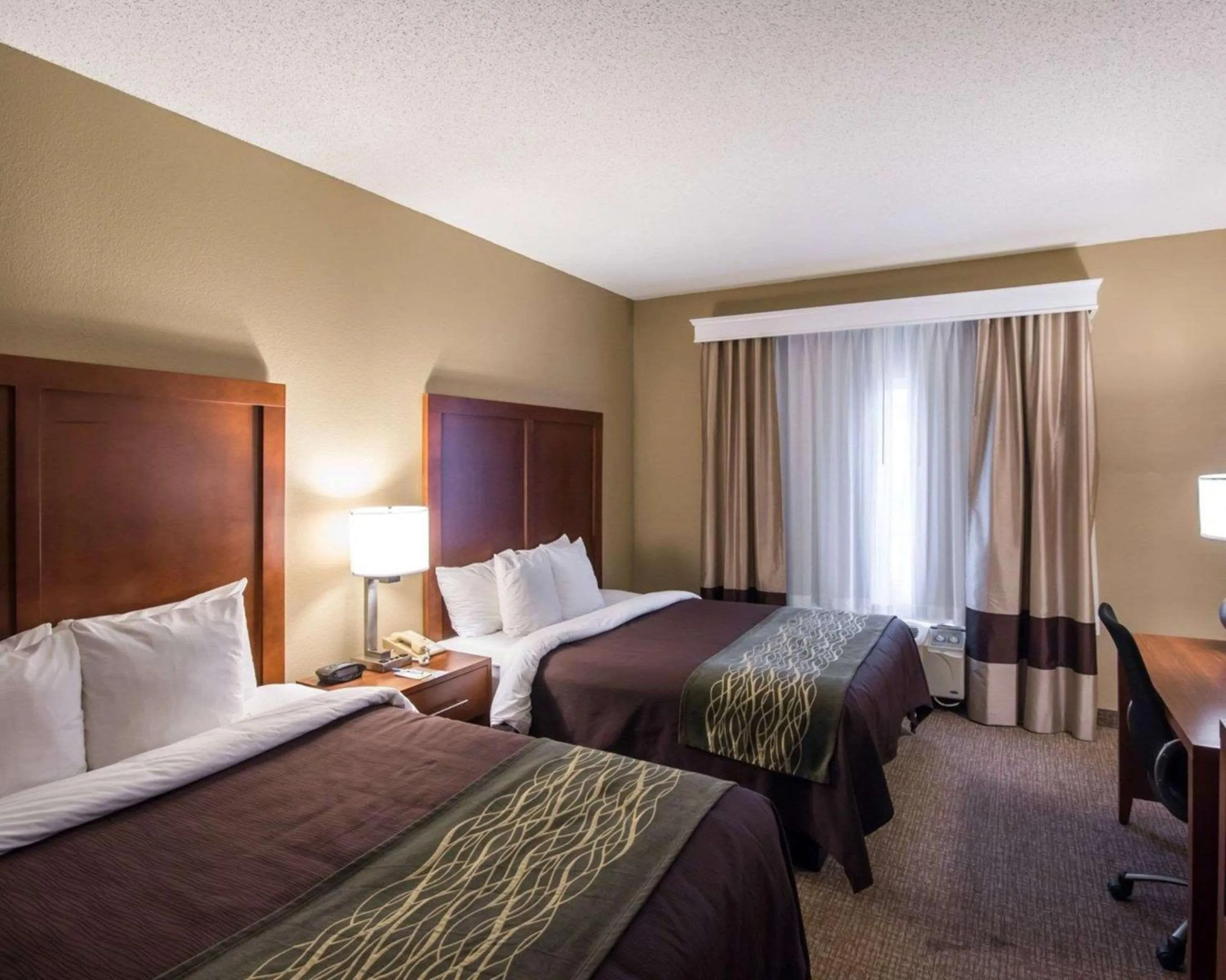 Photo of the whole room, Bed in Comfort Inn & Suites Red Oak - Dallas Area