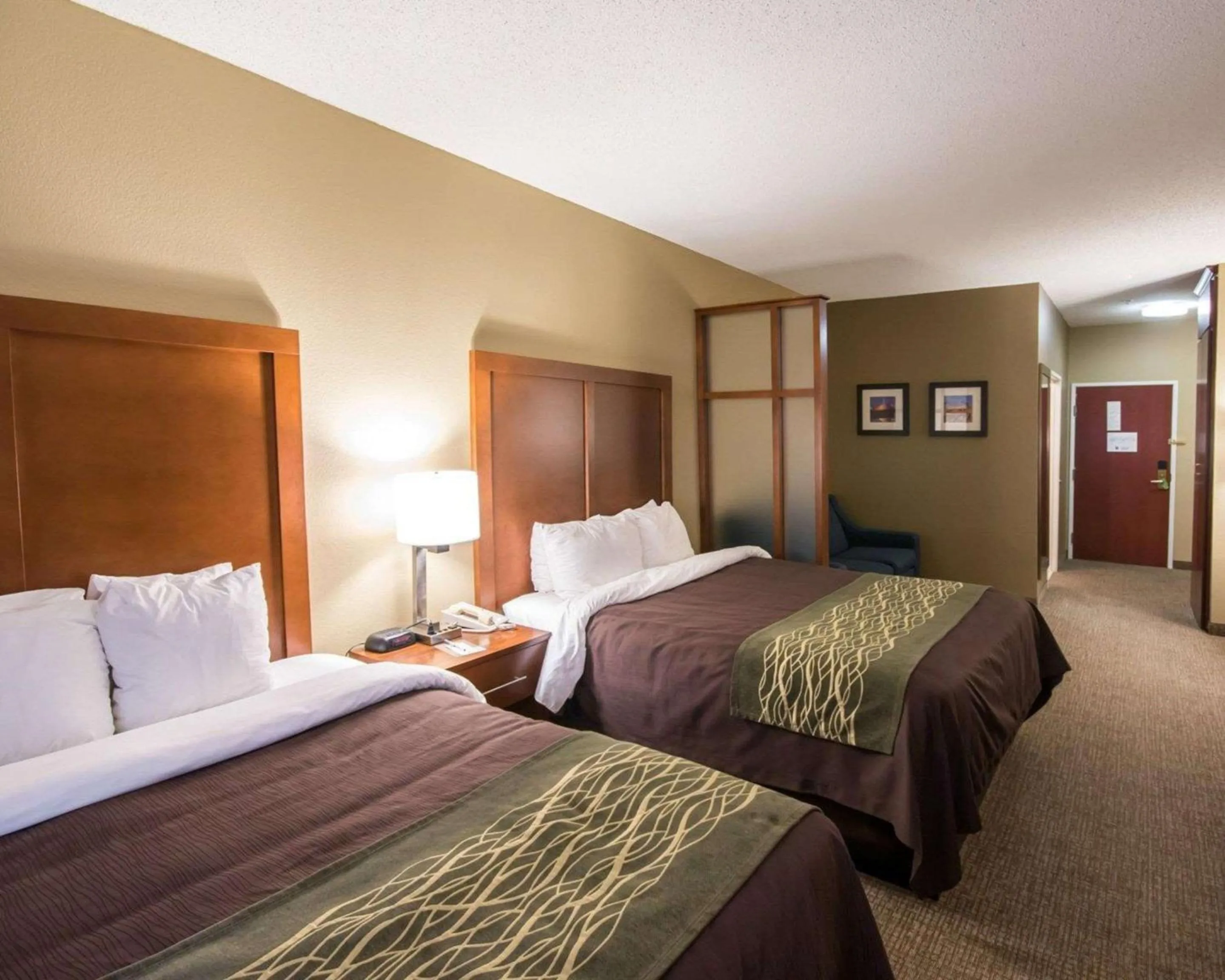 Photo of the whole room, Bed in Comfort Inn & Suites Red Oak - Dallas Area