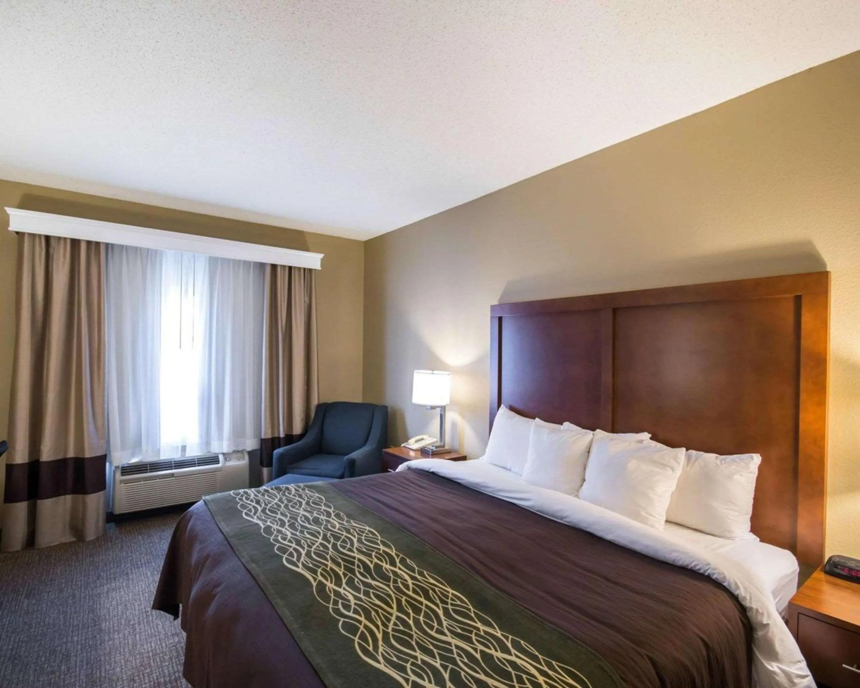 Photo of the whole room, Bed in Comfort Inn & Suites Red Oak - Dallas Area