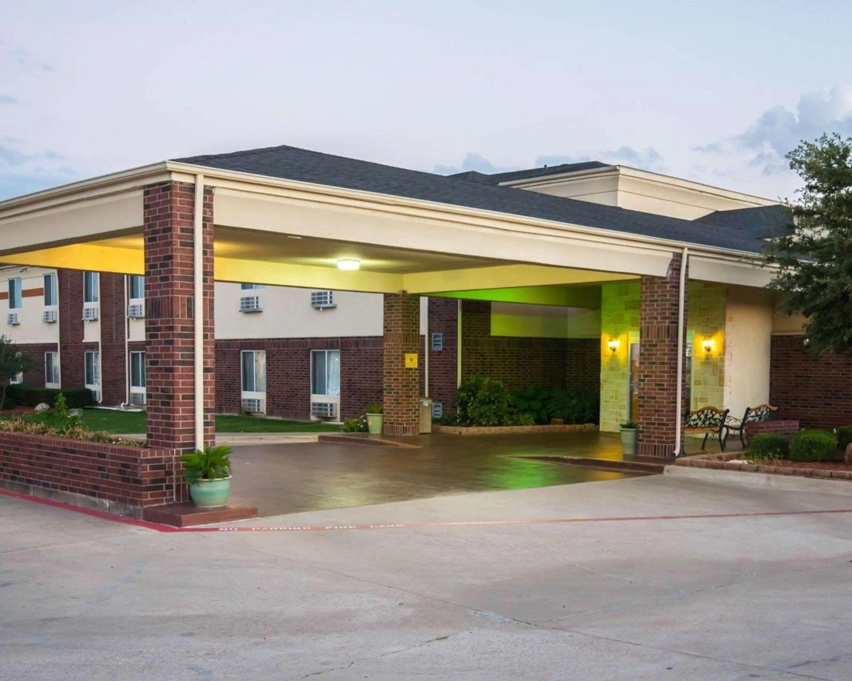 Property building in Comfort Inn & Suites Red Oak - Dallas Area