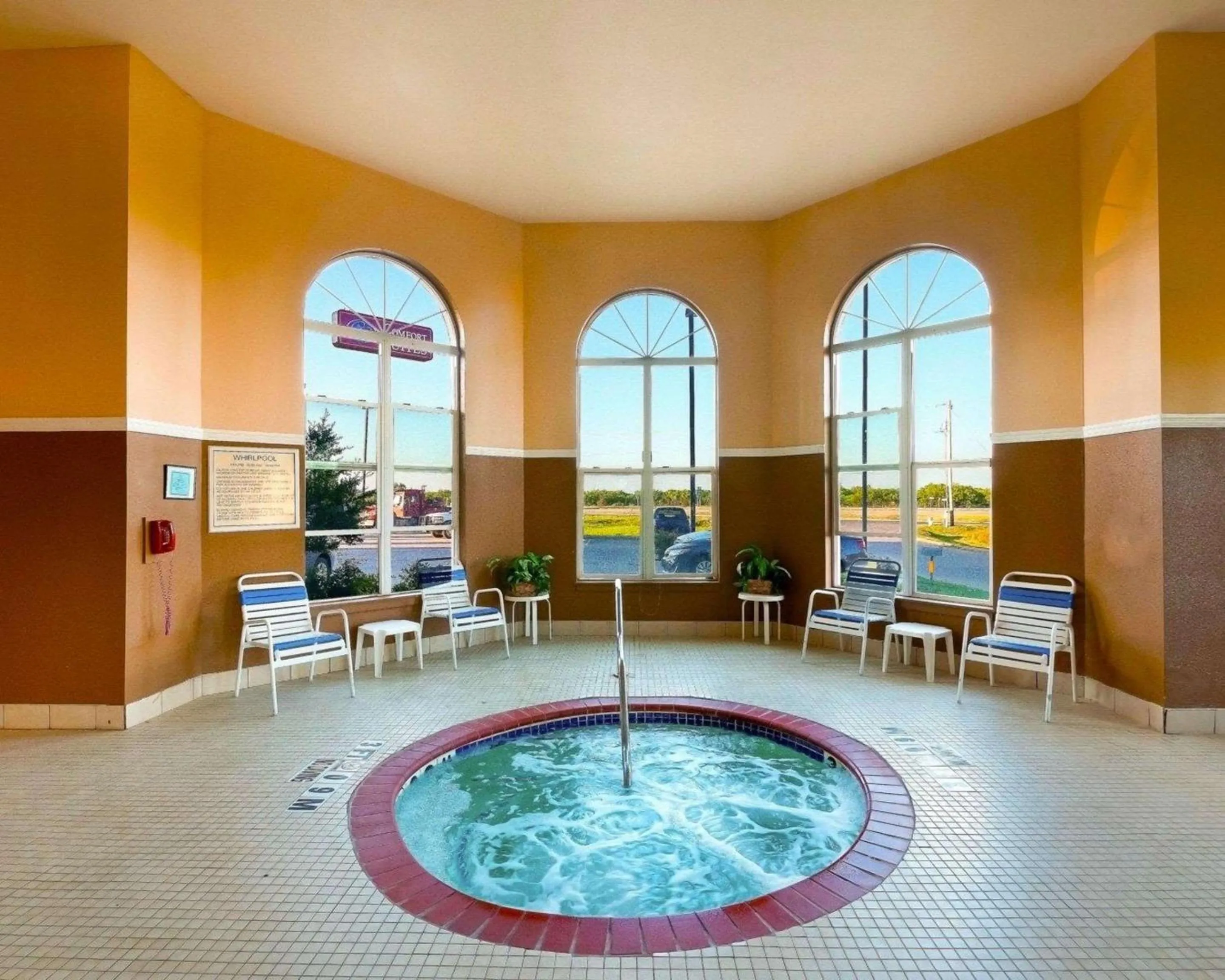 Swimming pool in Comfort Suites University
