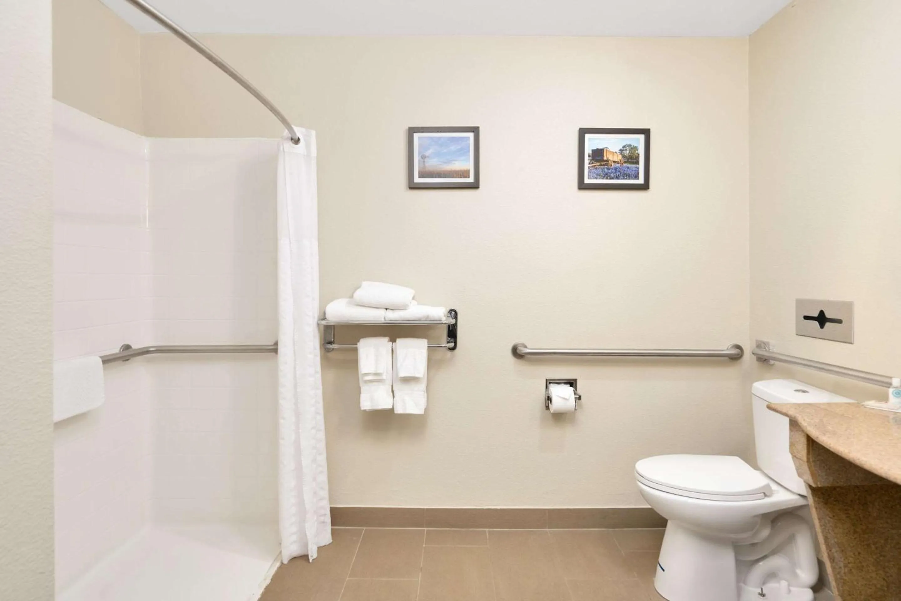 Bedroom in Comfort Suites University