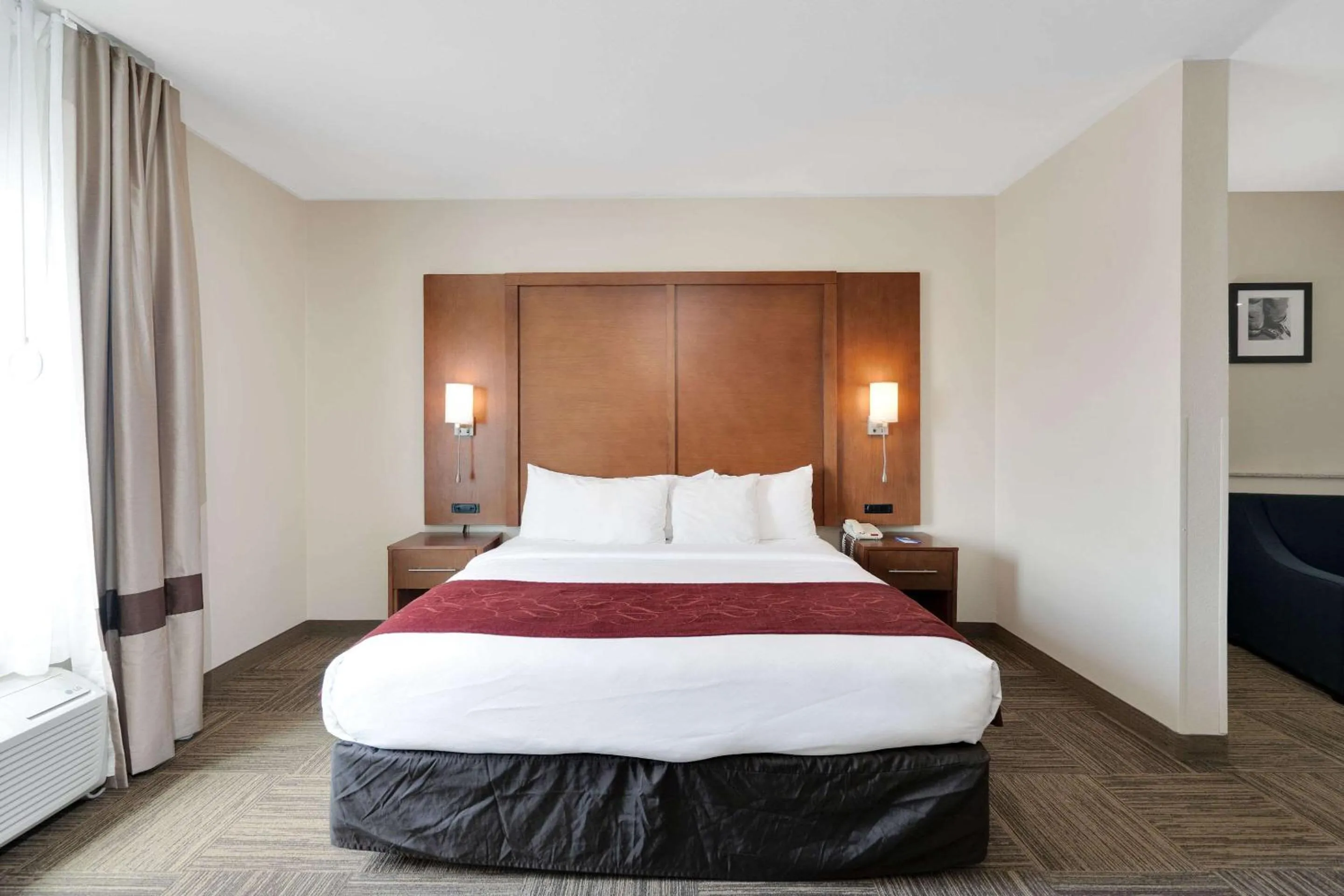 Bedroom, Bed in Comfort Suites University