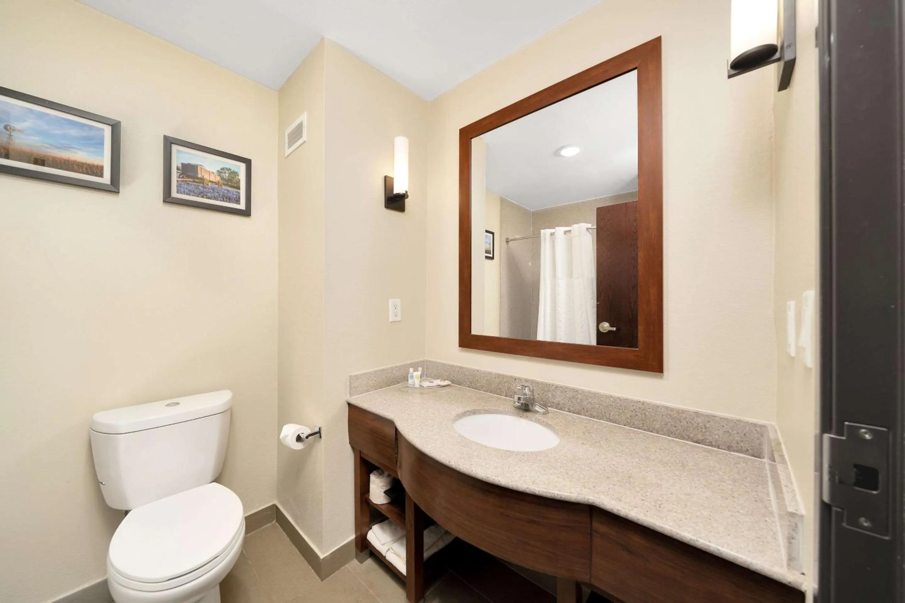 Bedroom in Comfort Suites University