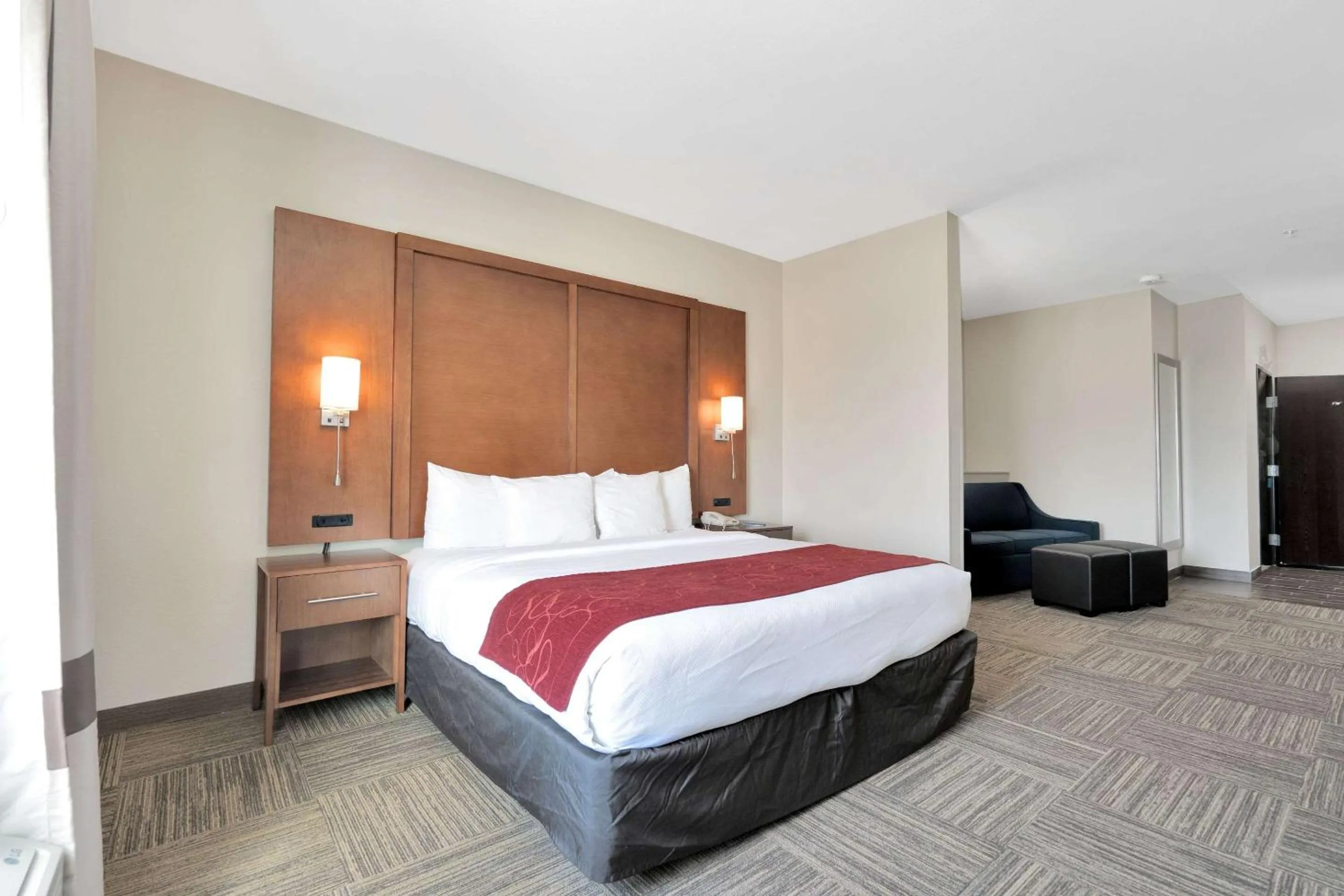 Bedroom, Bed in Comfort Suites University