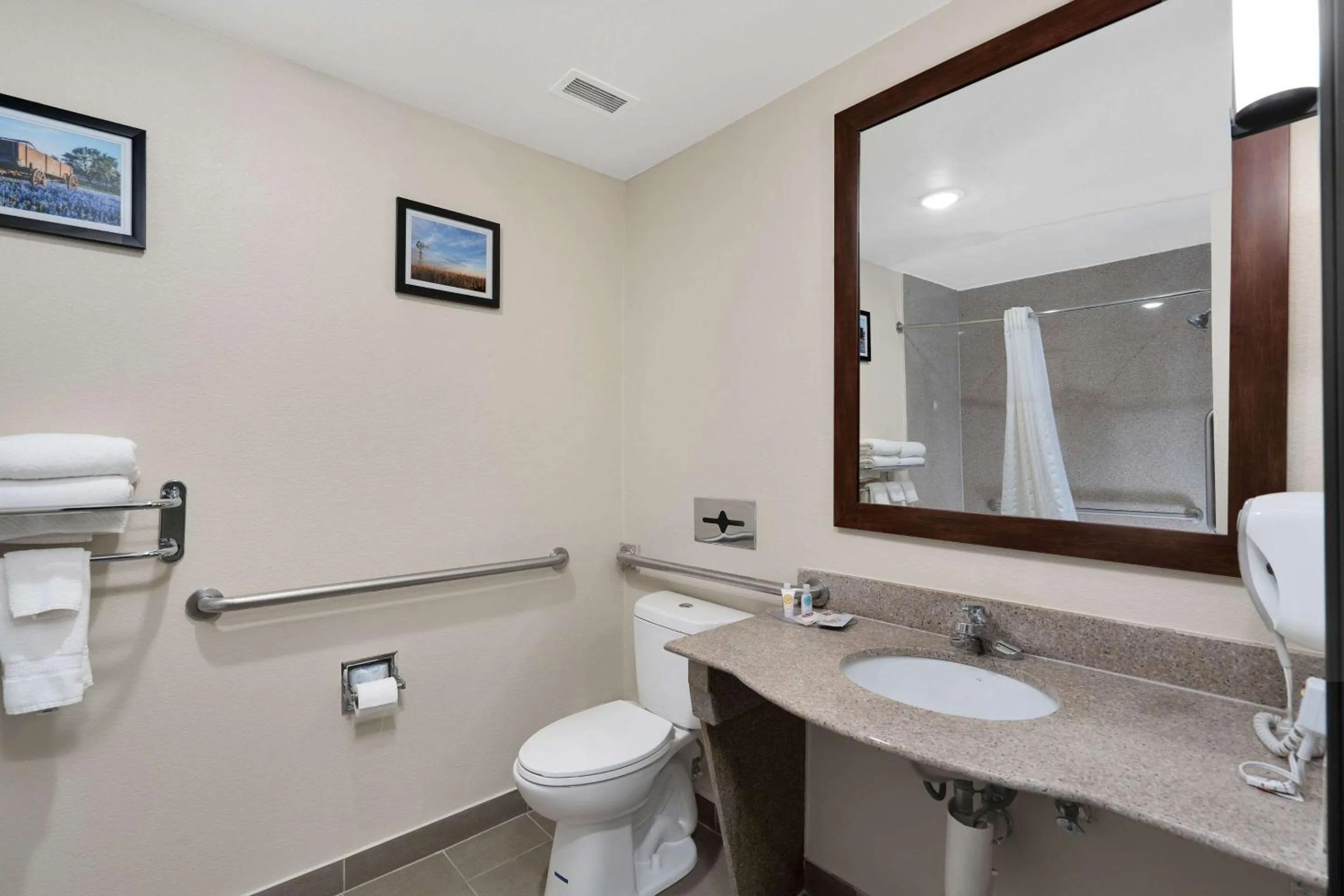 Bedroom in Comfort Suites University