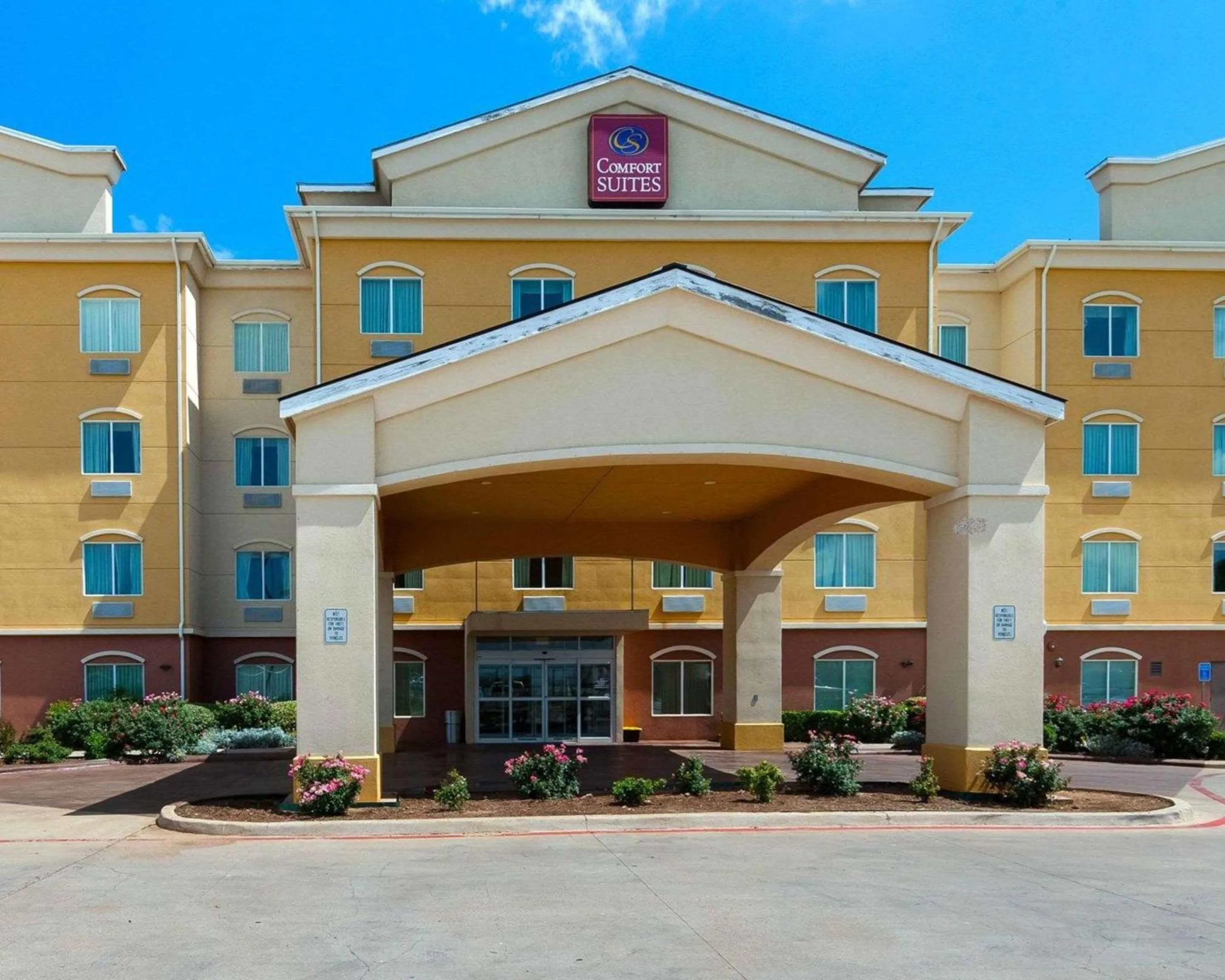 Property building in Comfort Suites University