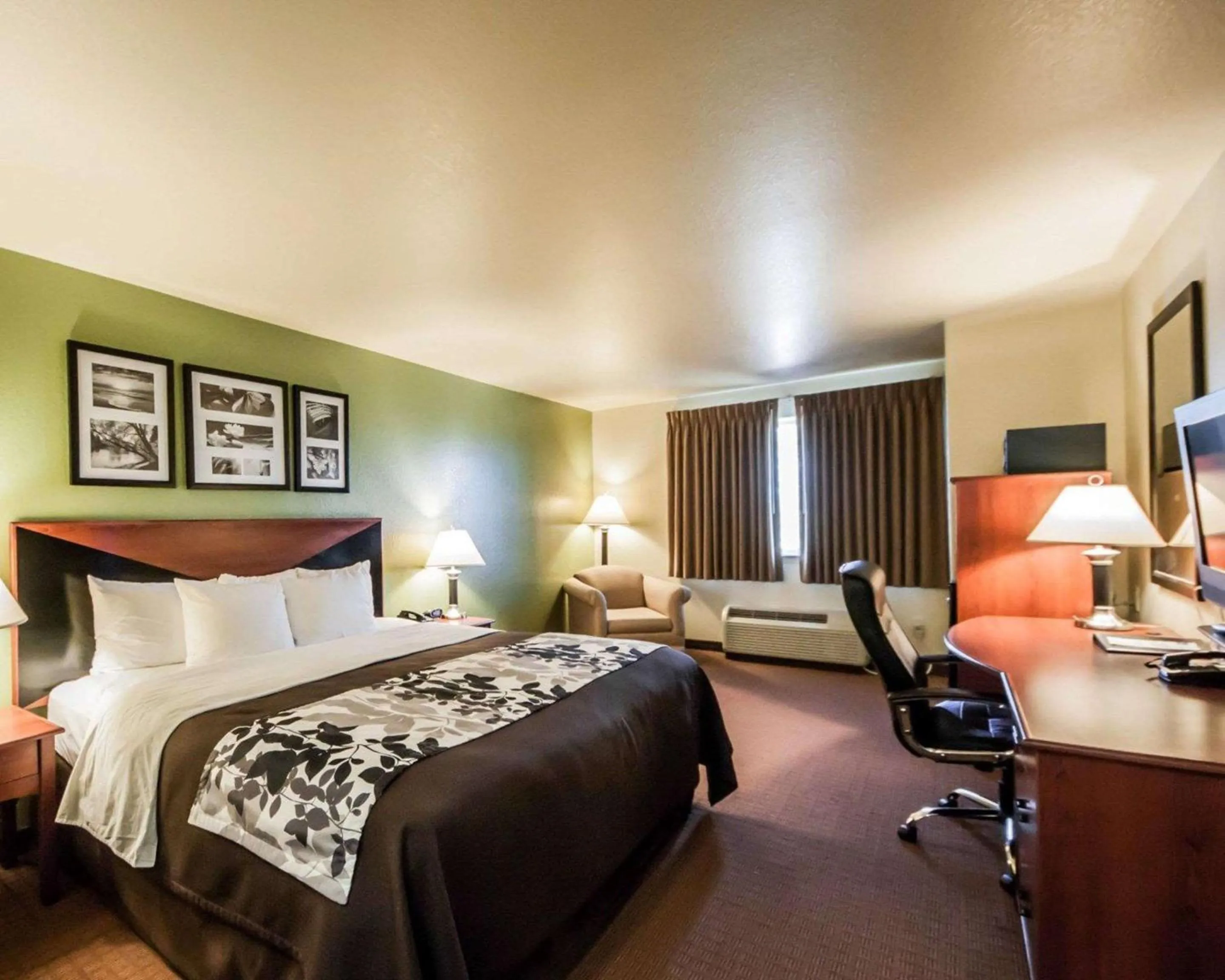 Photo of the whole room, Bed in Sleep Inn & Suites Shamrock