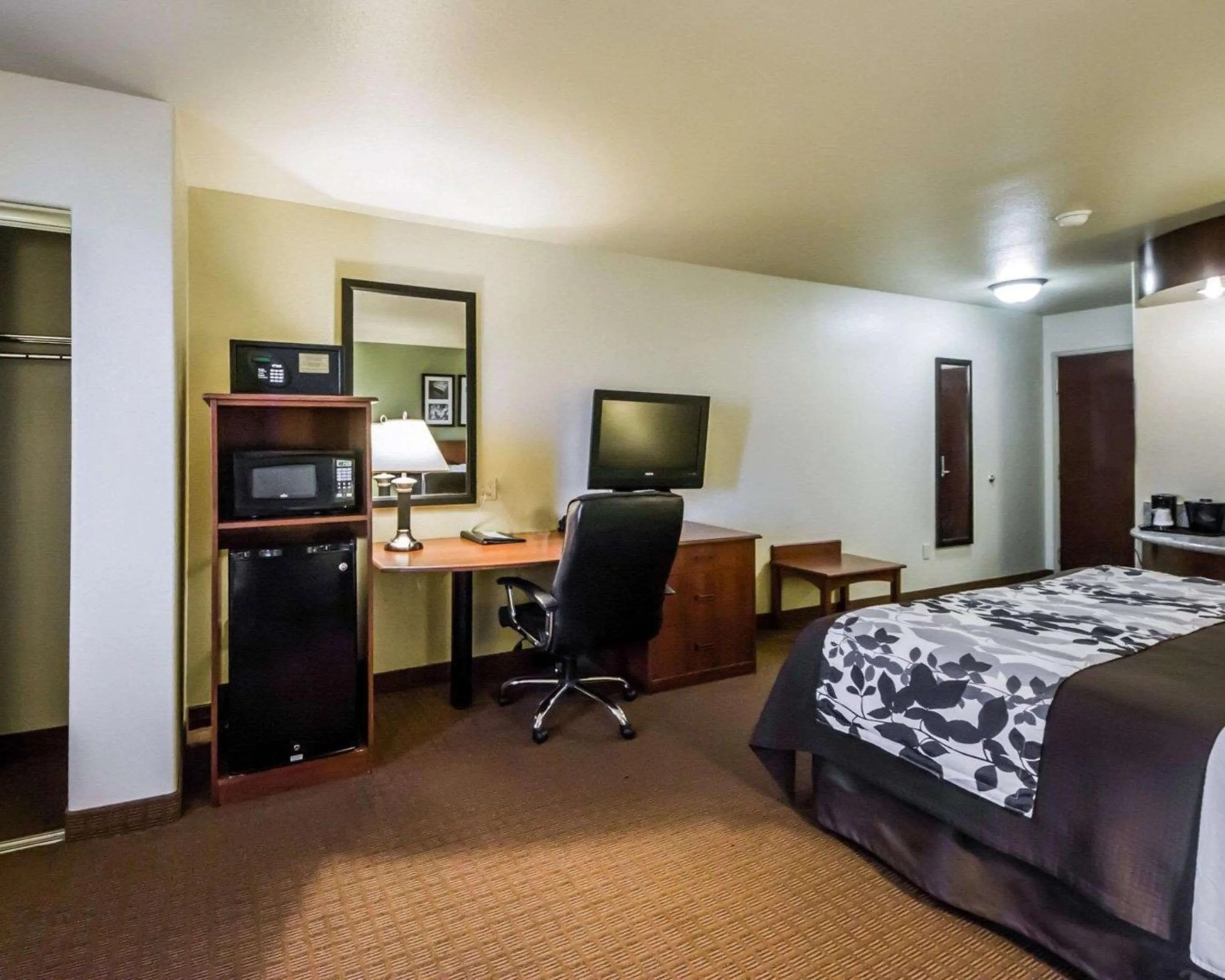 Photo of the whole room, Bed in Sleep Inn & Suites Shamrock
