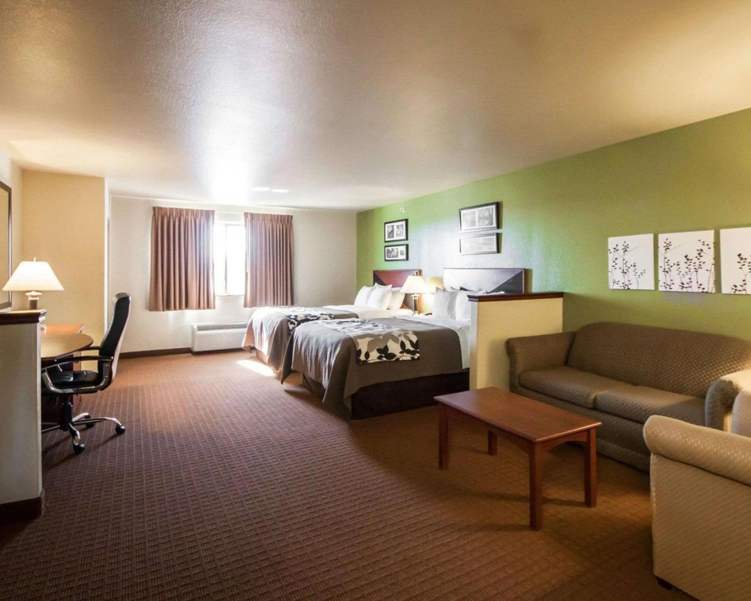 Photo of the whole room, Bed in Sleep Inn & Suites Shamrock