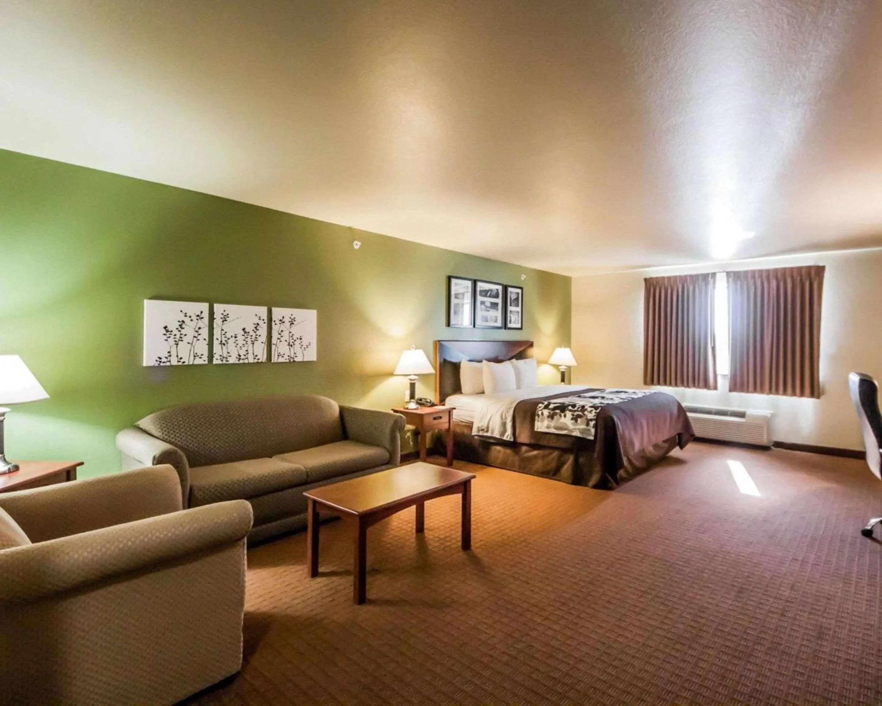 Photo of the whole room, Bed in Sleep Inn & Suites Shamrock