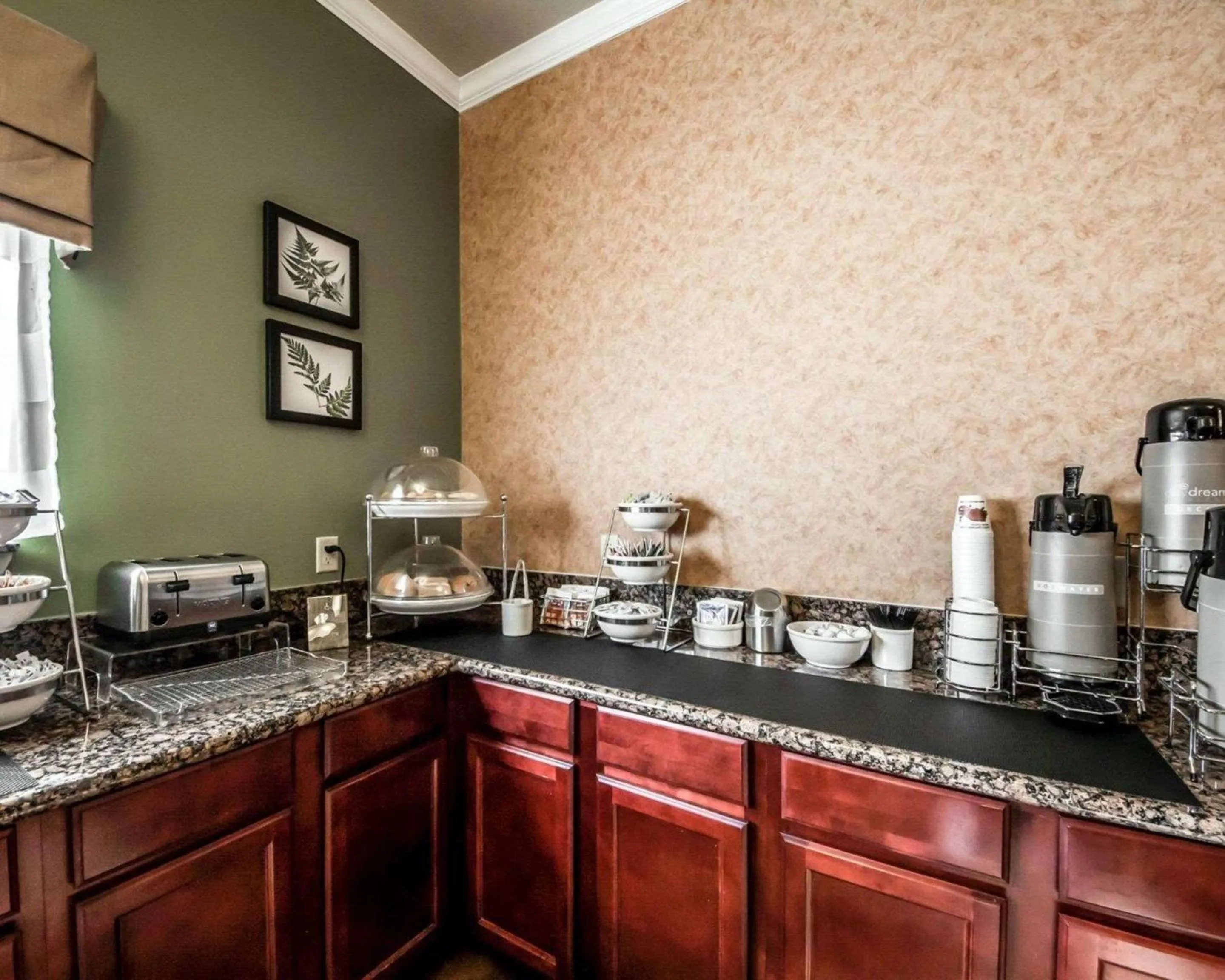 Restaurant/places to eat in Sleep Inn & Suites Shamrock