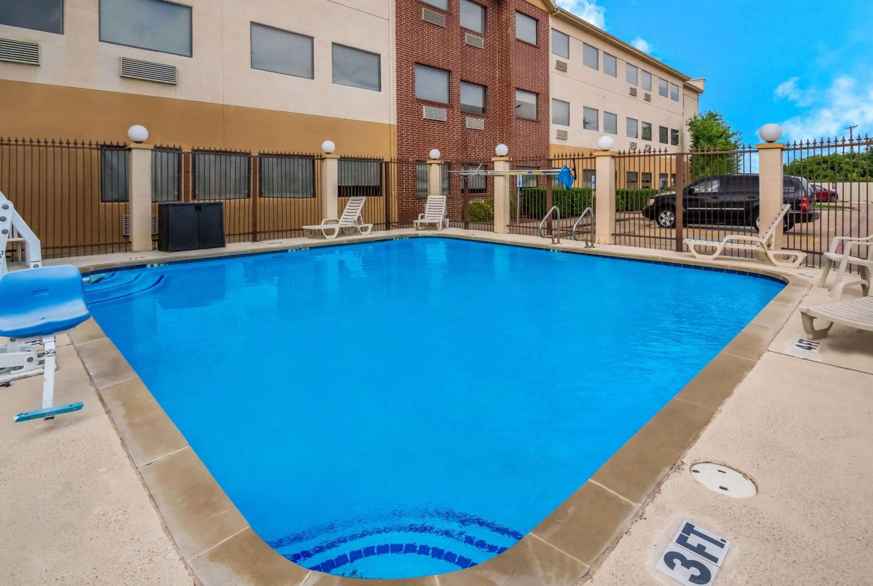 Swimming pool in Quality Inn & Suites Waco North