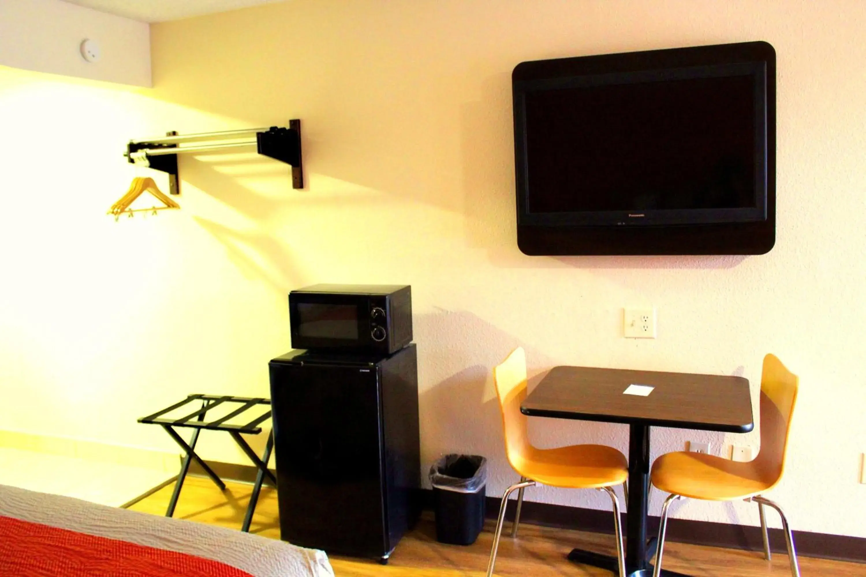 Queen Room - Smoking in Motel 6-Winnie, TX Queen Room - Smoking in Motel 6-Winnie, TX