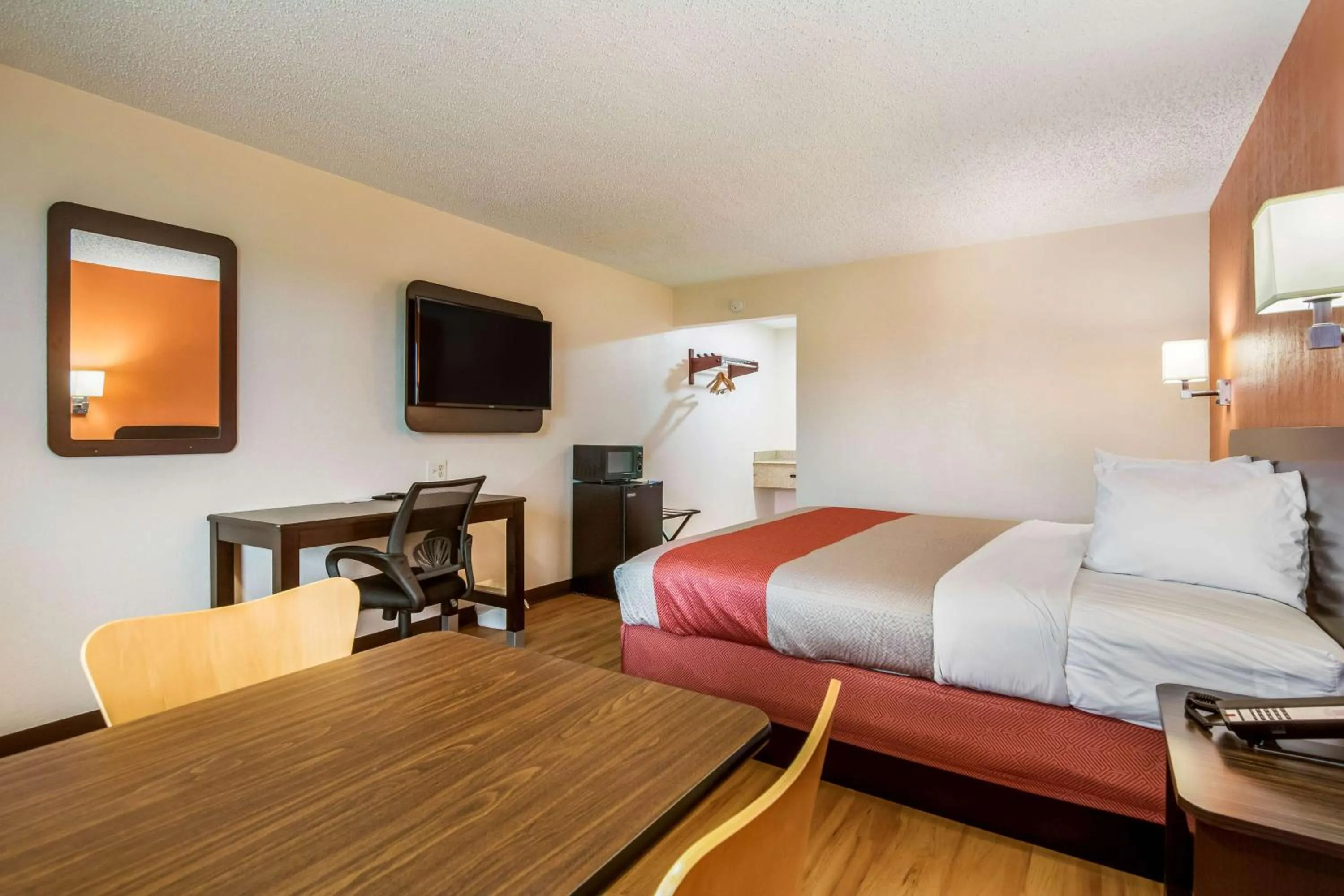 Photo of the whole room in Motel 6-Winnie, TX