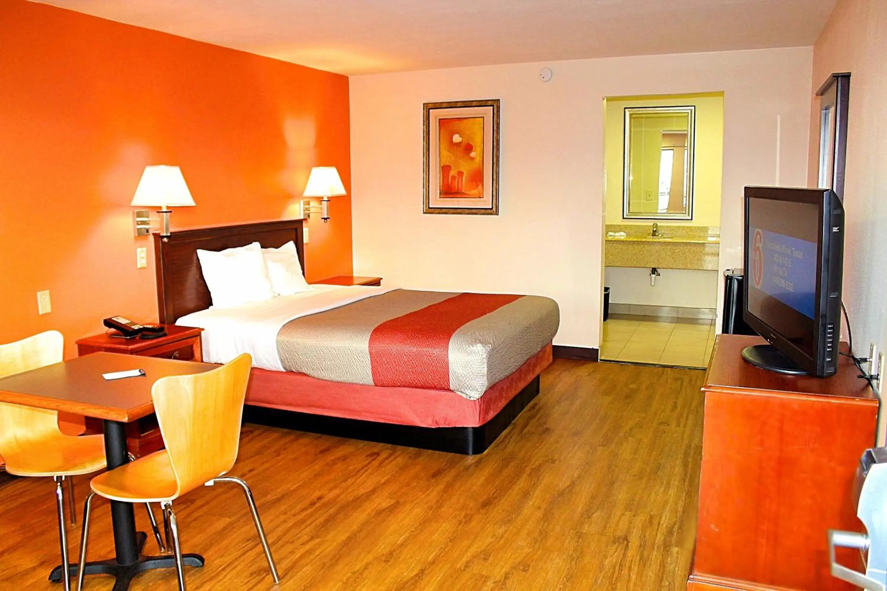 Deluxe King Room - Non-Smoking in Motel 6-Winnie, TX Deluxe King Room - Non-Smoking in Motel 6-Winnie, TX