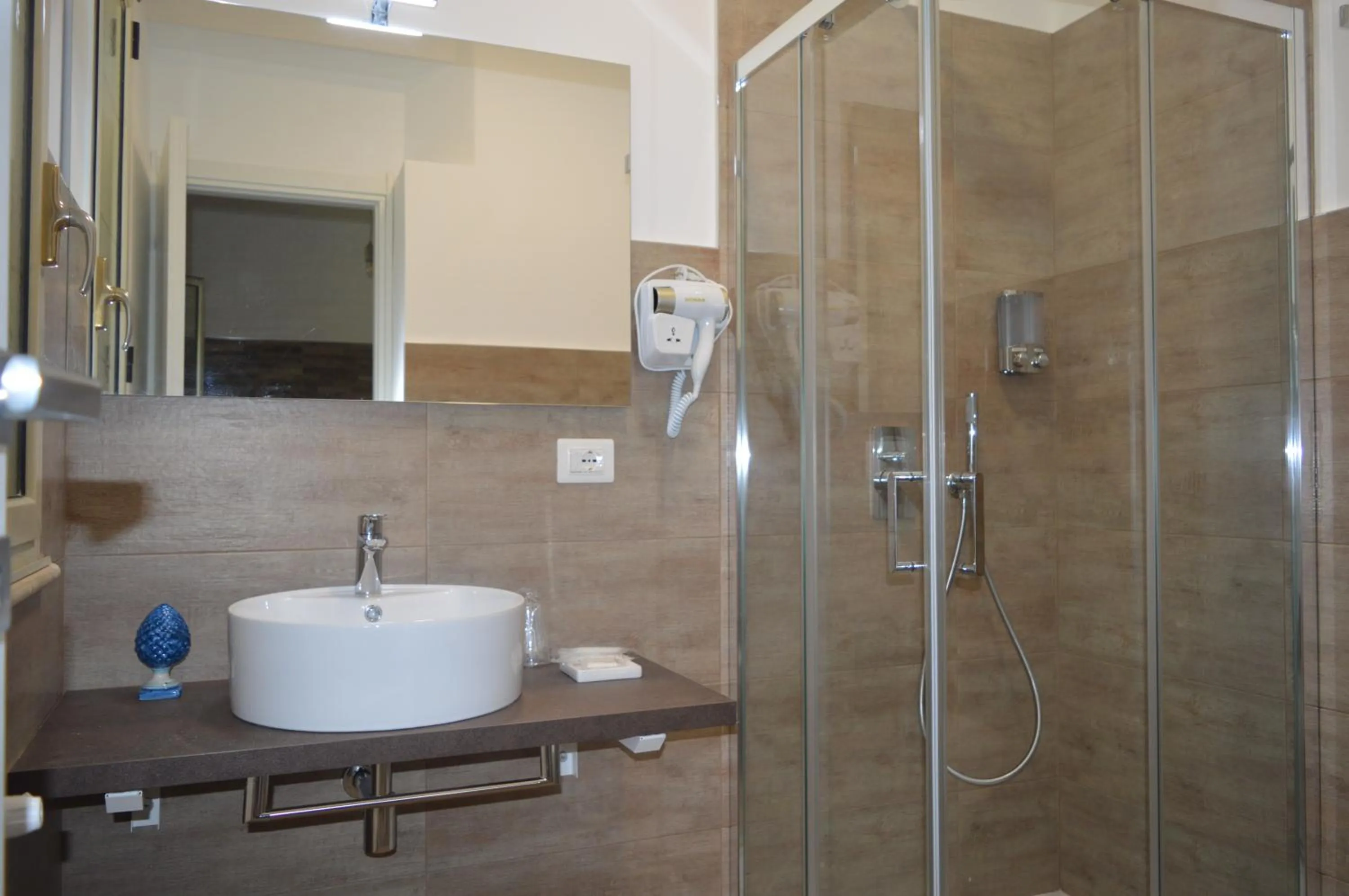 Bathroom in BeB L'ALLORO