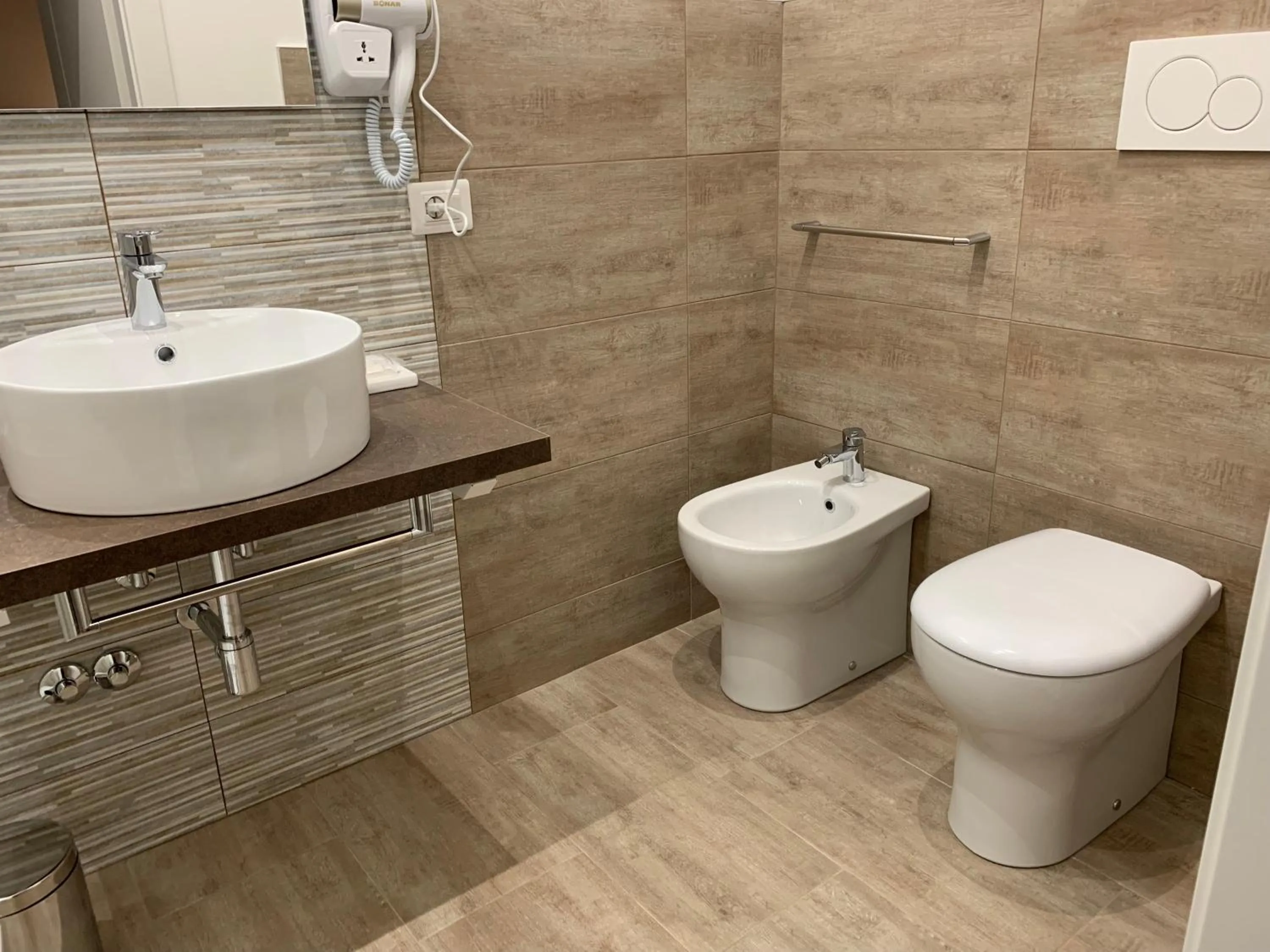 Bathroom in BeB L'ALLORO